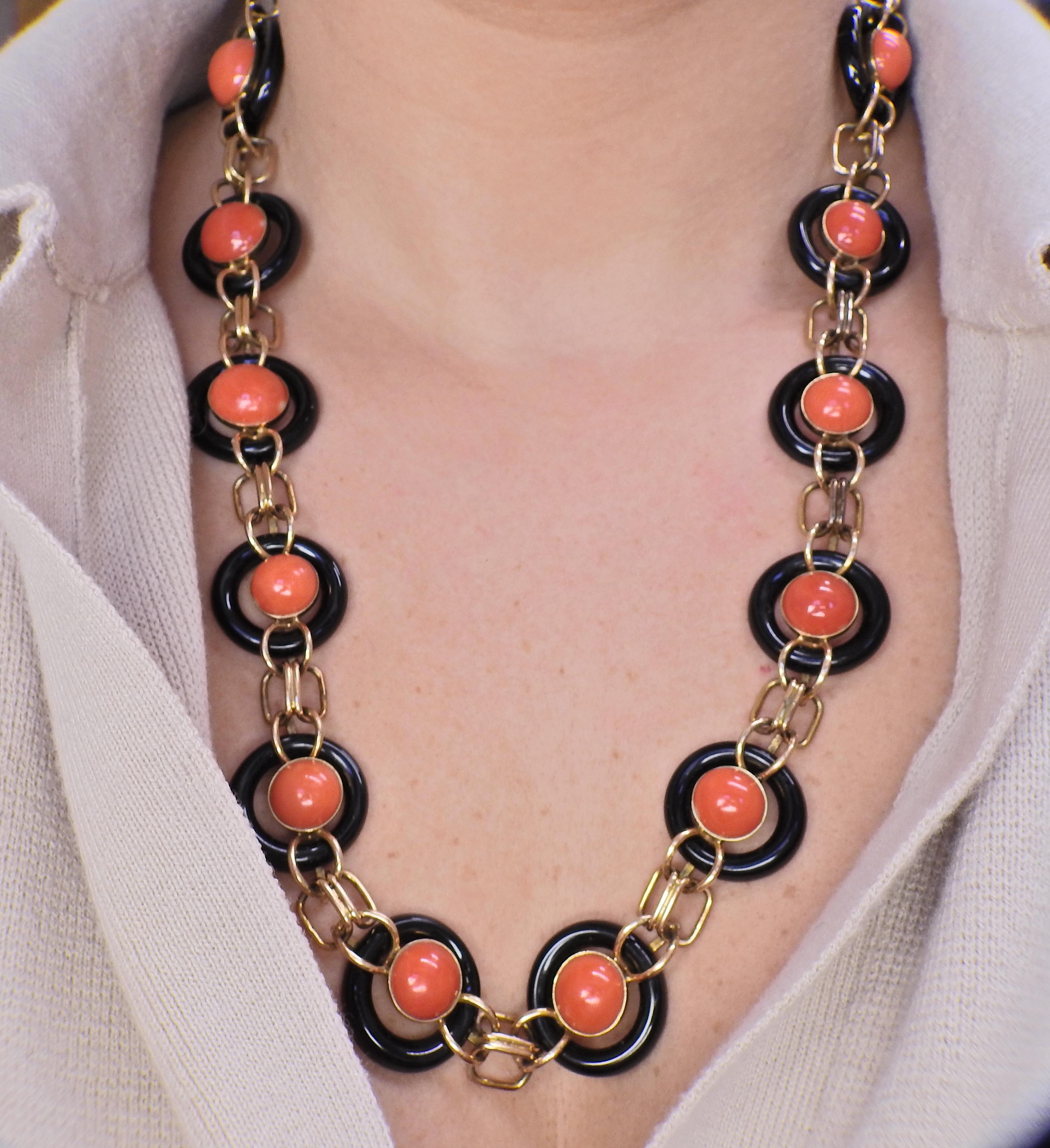 1970s Coral Onyx Gold Link Necklace In Excellent Condition For Sale In New York, NY