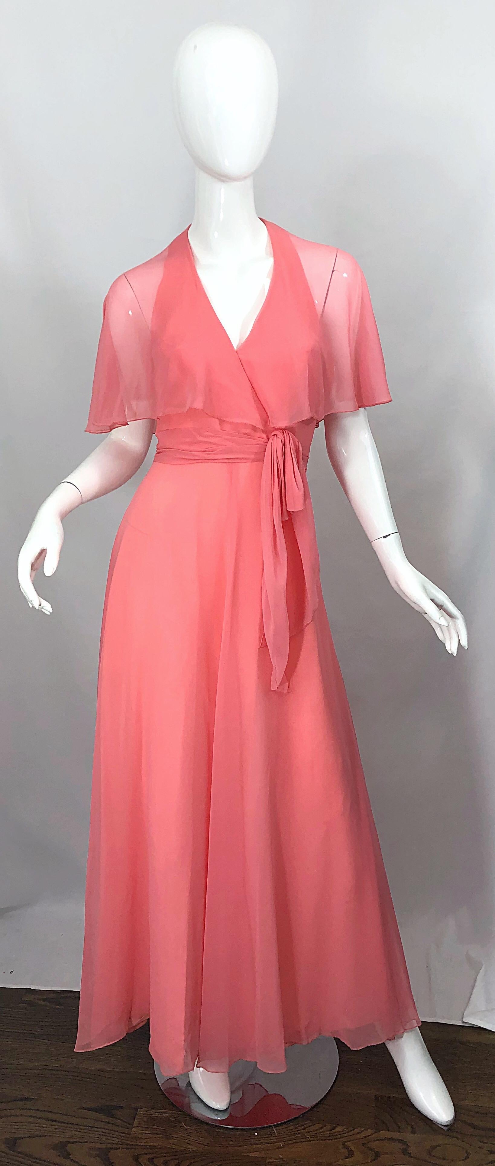 Robe longue vintage des années 1970 en mousseline de soie rose corail avec dos nu et caplet transparent en vente 7