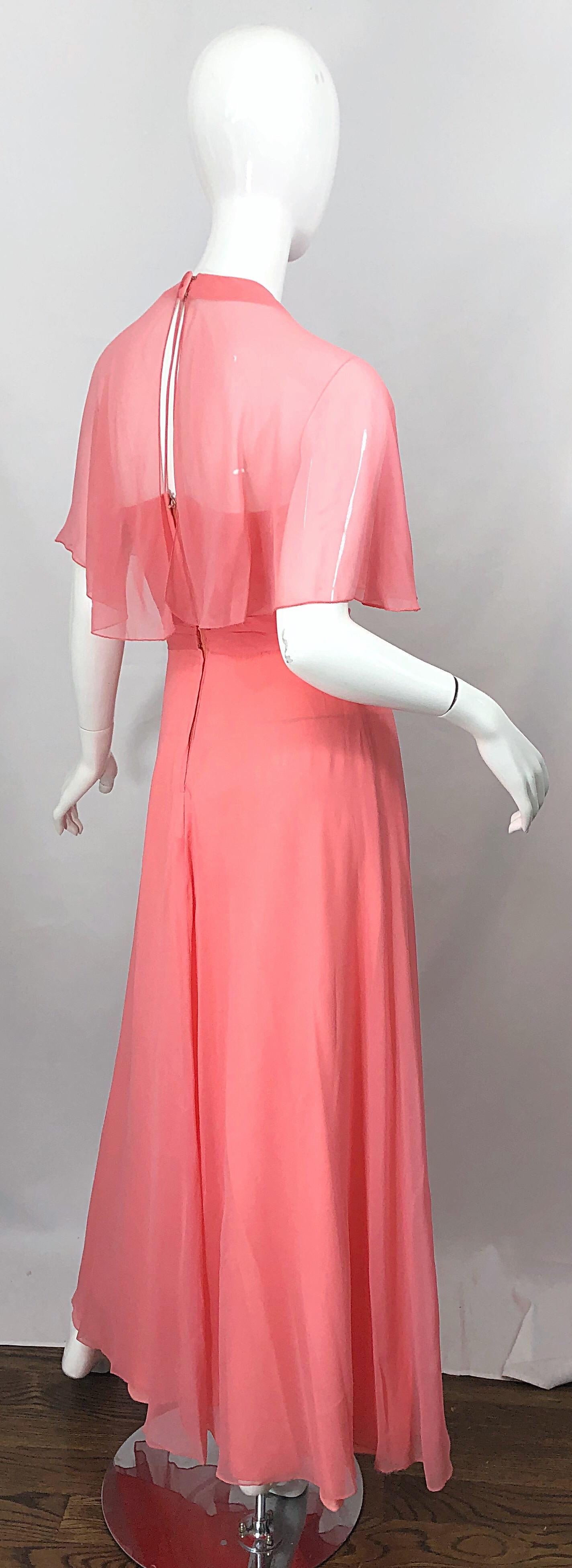 Rose Robe longue vintage des années 1970 en mousseline de soie rose corail avec dos nu et caplet transparent en vente