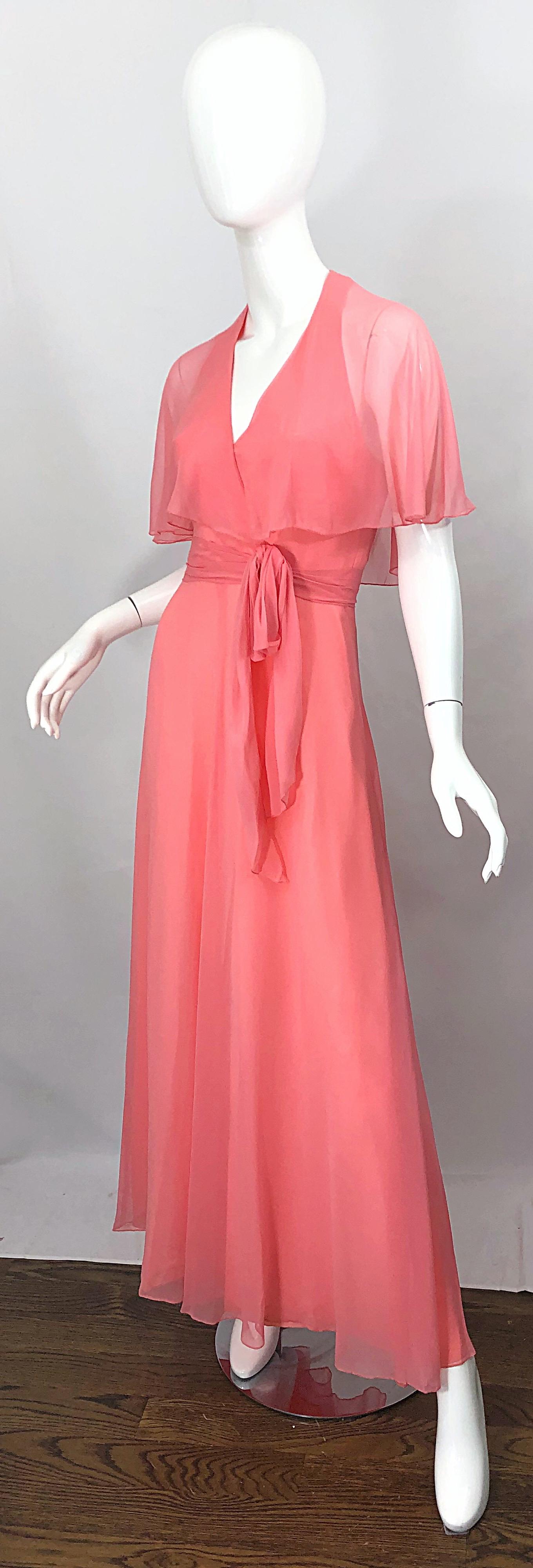 Robe longue vintage des années 1970 en mousseline de soie rose corail avec dos nu et caplet transparent Excellent état - En vente à San Diego, CA