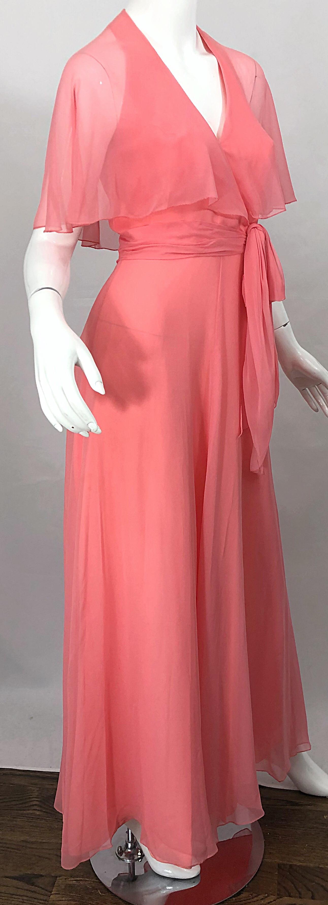 Robe longue vintage des années 1970 en mousseline de soie rose corail avec dos nu et caplet transparent Pour femmes en vente