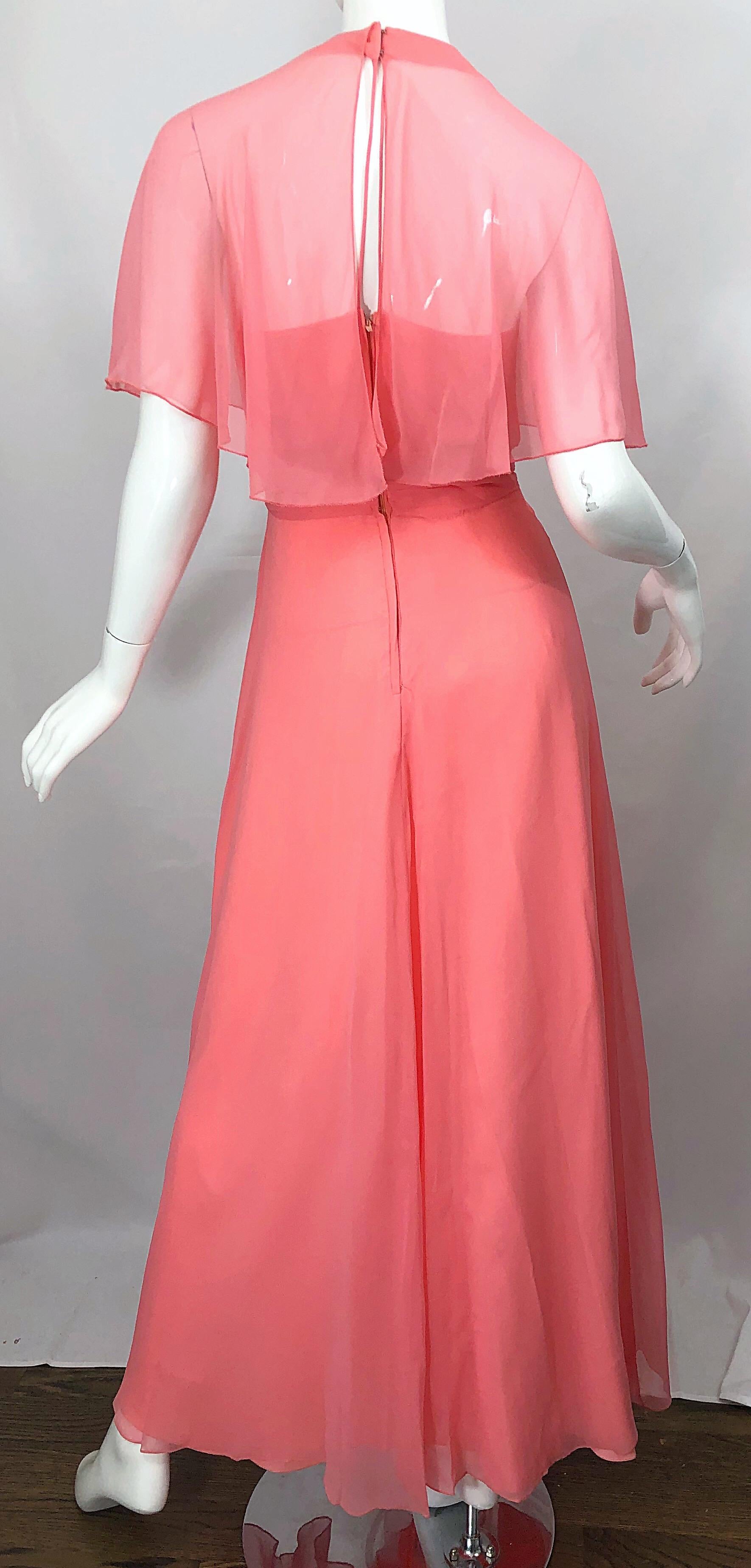 Robe longue vintage des années 1970 en mousseline de soie rose corail avec dos nu et caplet transparent en vente 1