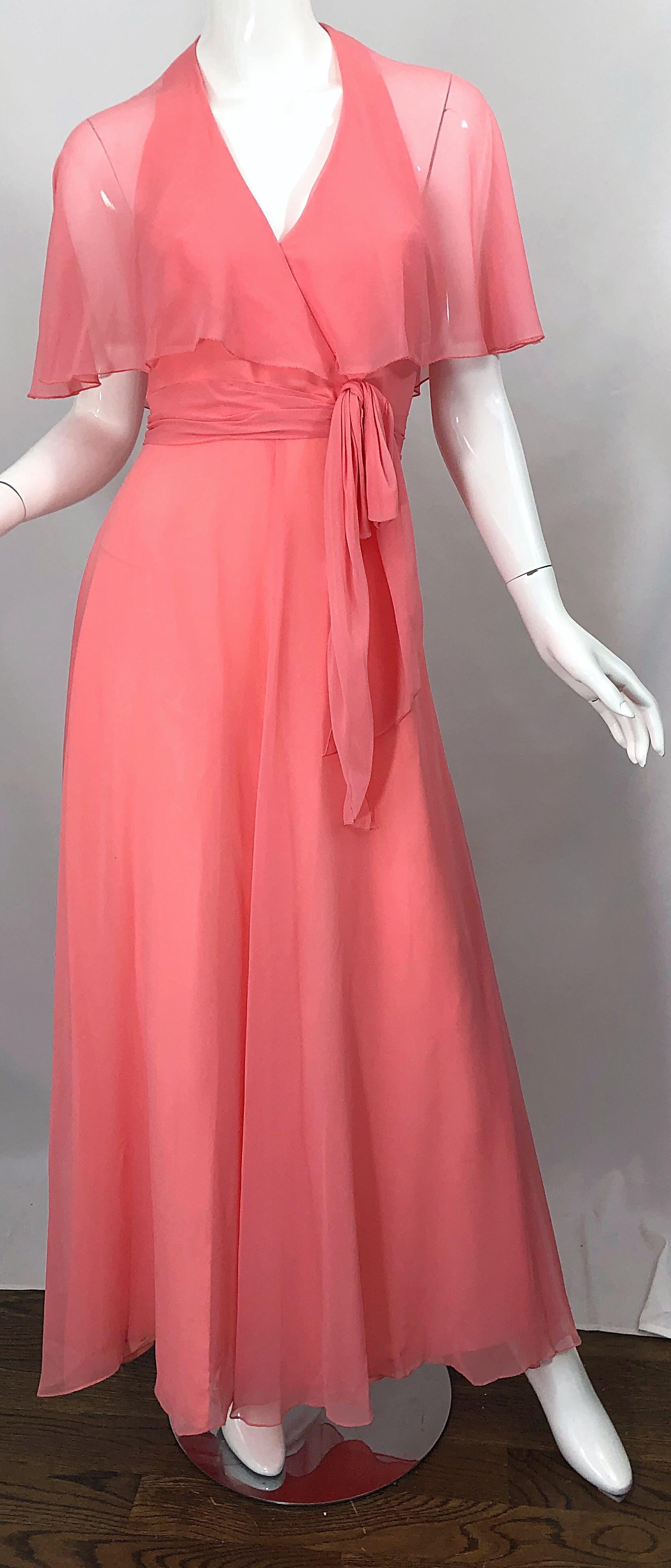 Robe longue vintage des années 1970 en mousseline de soie rose corail avec dos nu et caplet transparent en vente 2