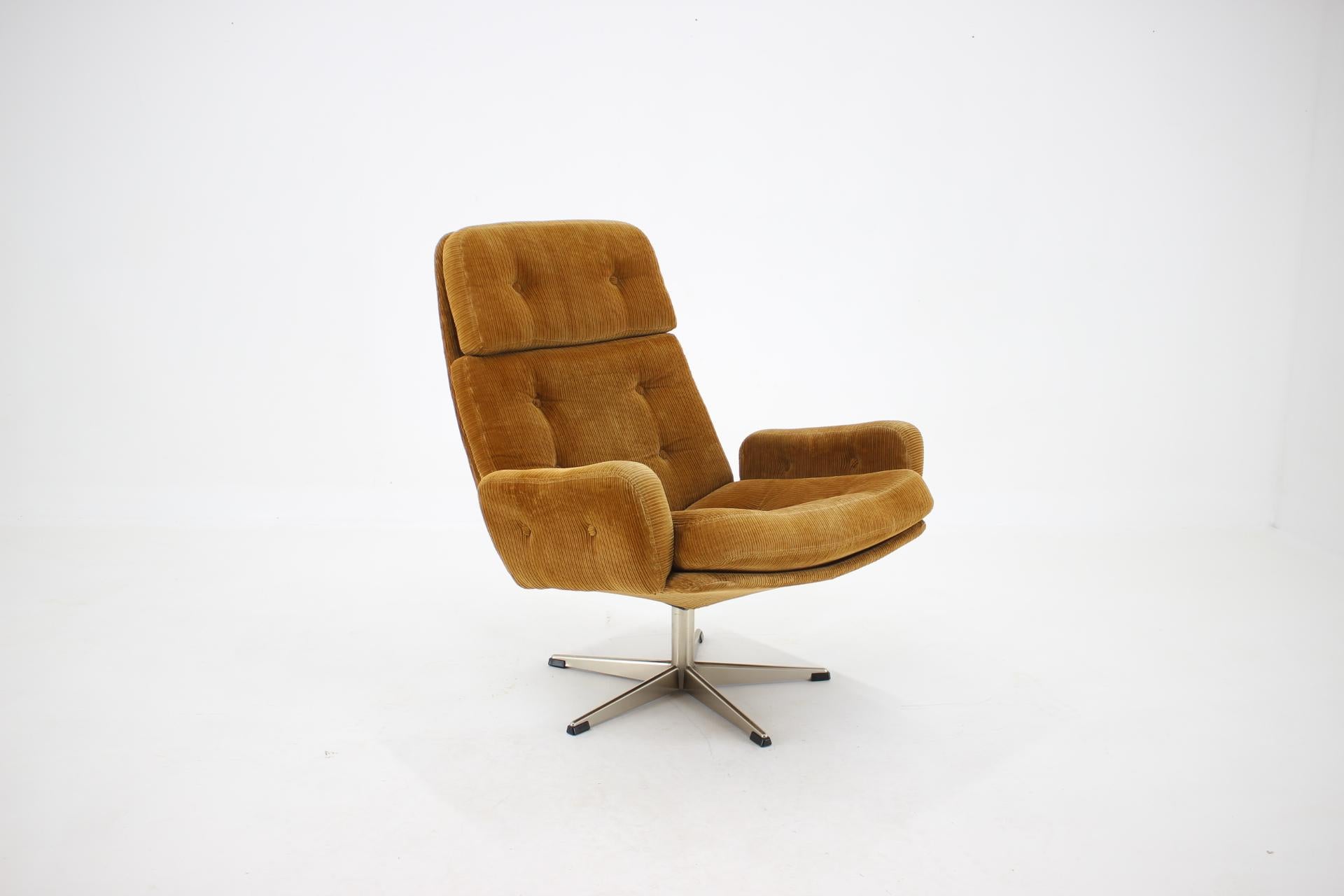 - Good original condition with minor signs of wear
- The fabric has been cleaned
- High of seat 45 cm.
 