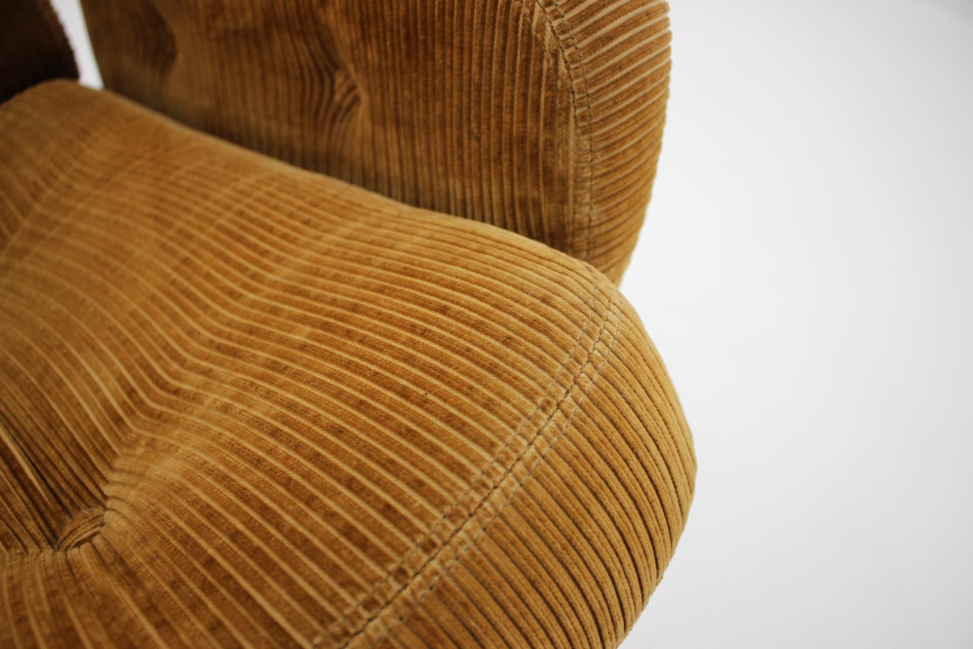 1970s Corduroy Swivel Chair, Denmark In Good Condition In Praha, CZ