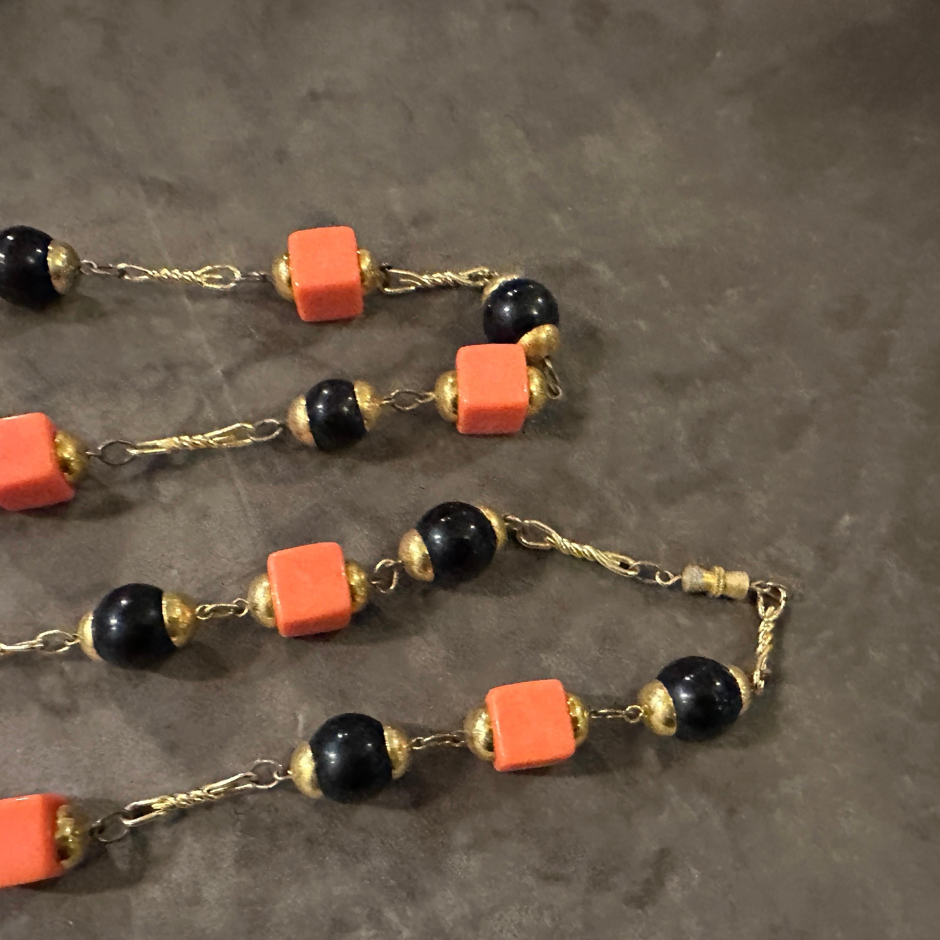 Bijoux de fantaisie des années 1970  Collier à chaîne italienne en laiton et perles noires et orange en vente 5