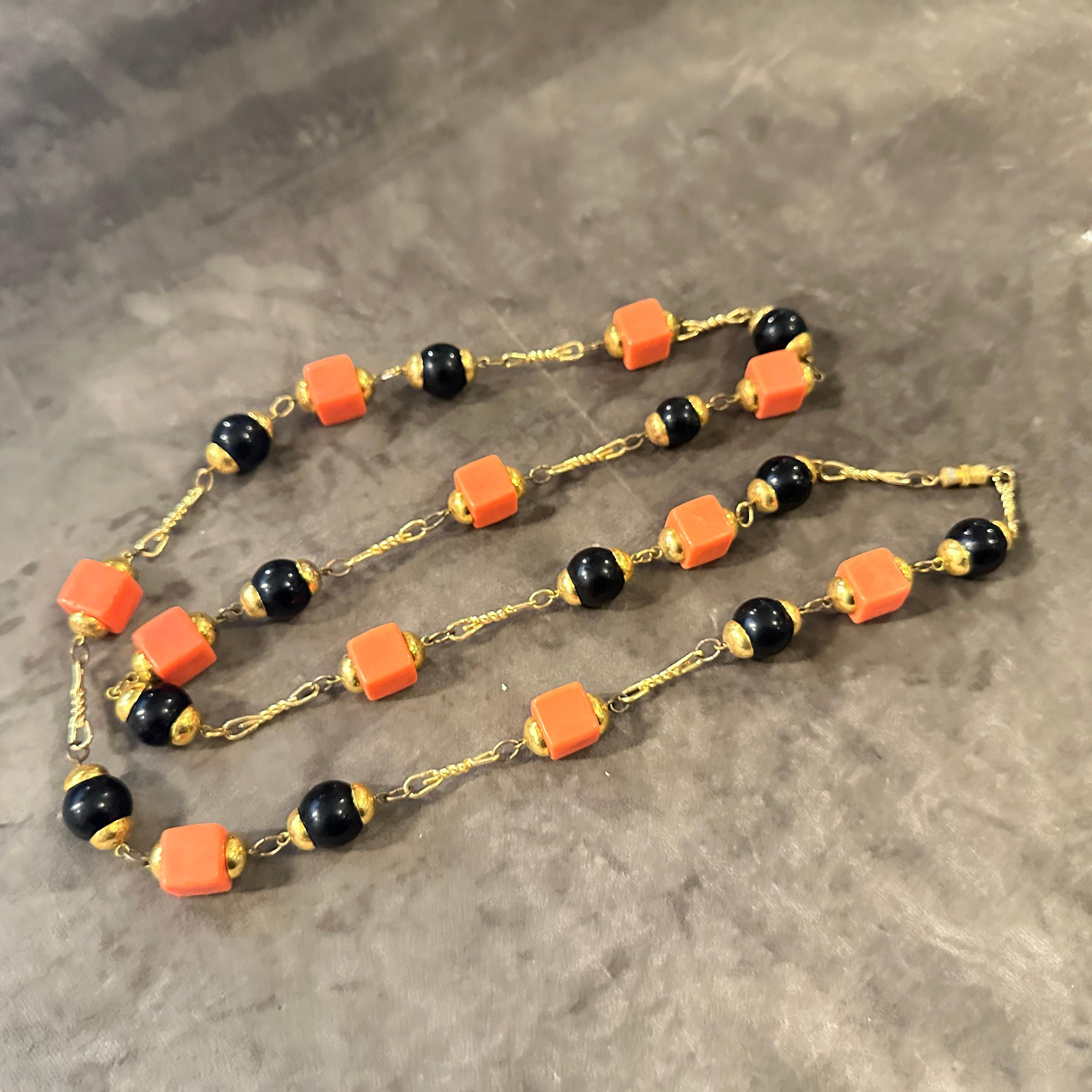 Bijoux de fantaisie des années 1970  Collier à chaîne italienne en laiton et perles noires et orange en vente 6