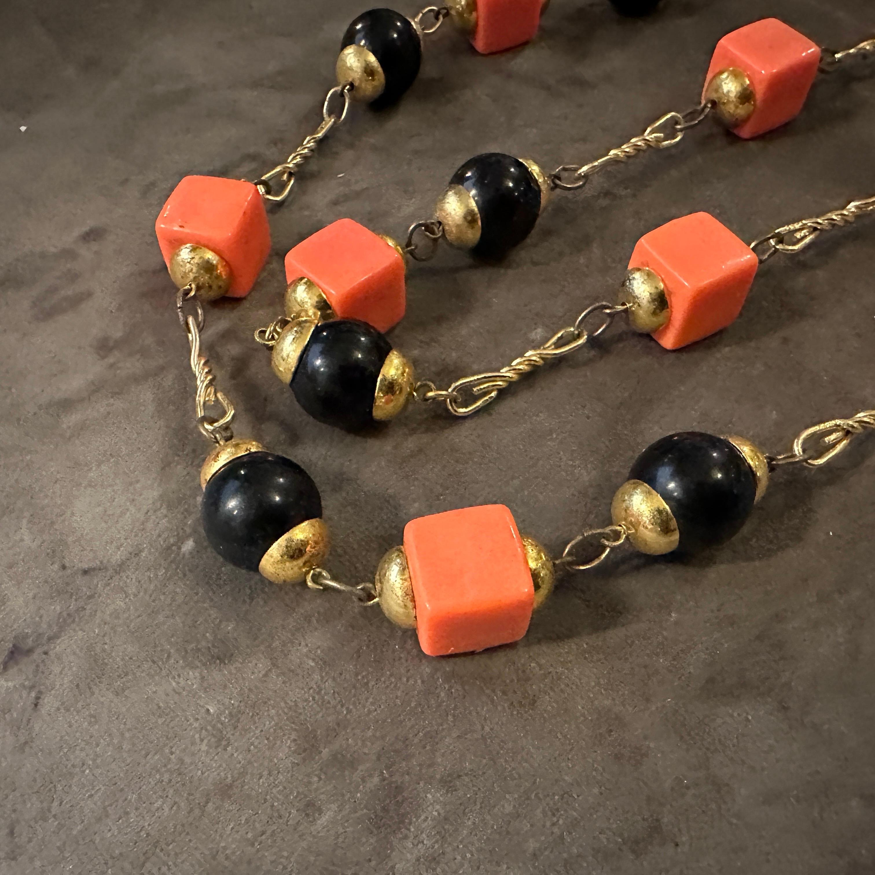 Art déco Bijoux de fantaisie des années 1970  Collier à chaîne italienne en laiton et perles noires et orange en vente