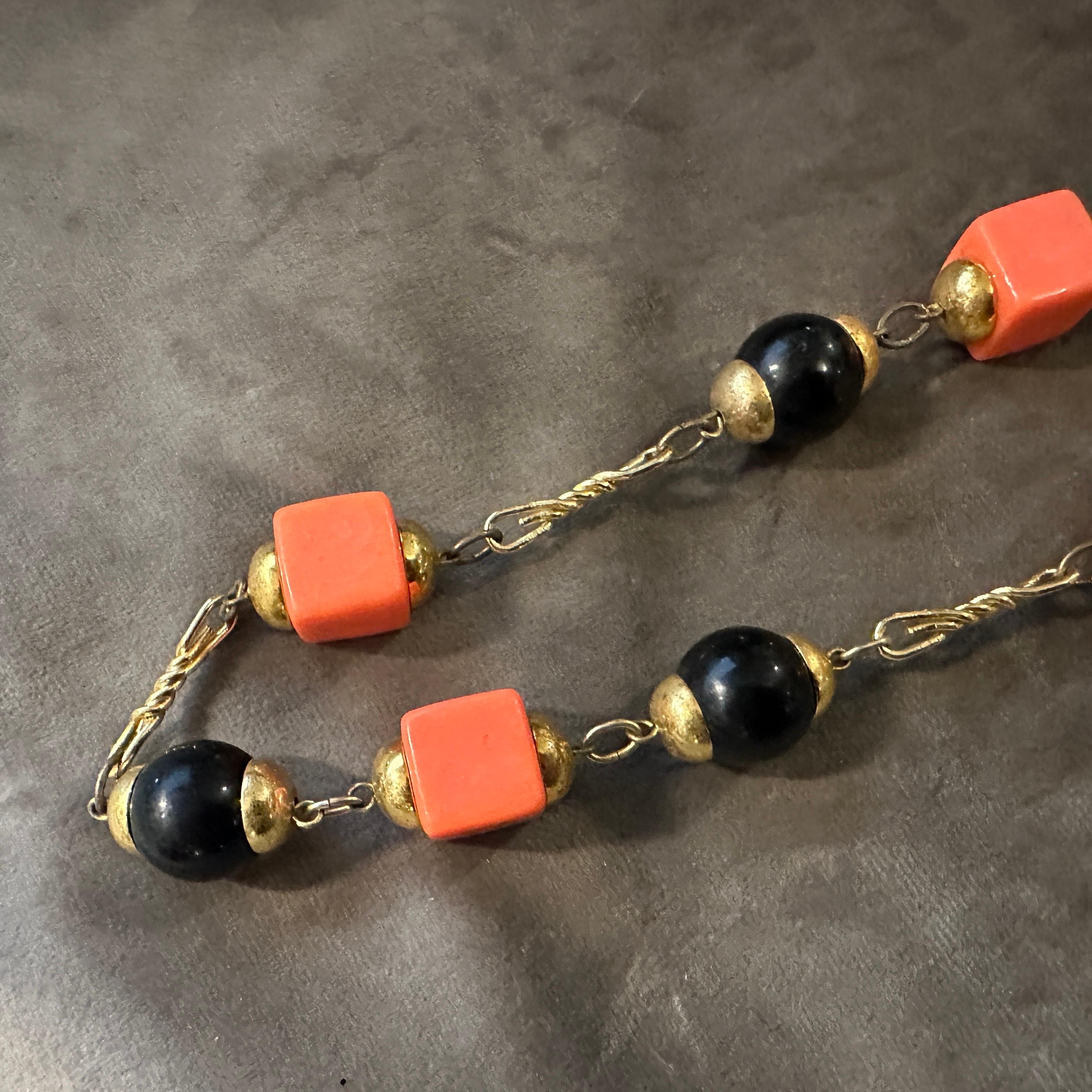 Bijoux de fantaisie des années 1970  Collier à chaîne italienne en laiton et perles noires et orange Excellent état - En vente à Aci Castello, IT