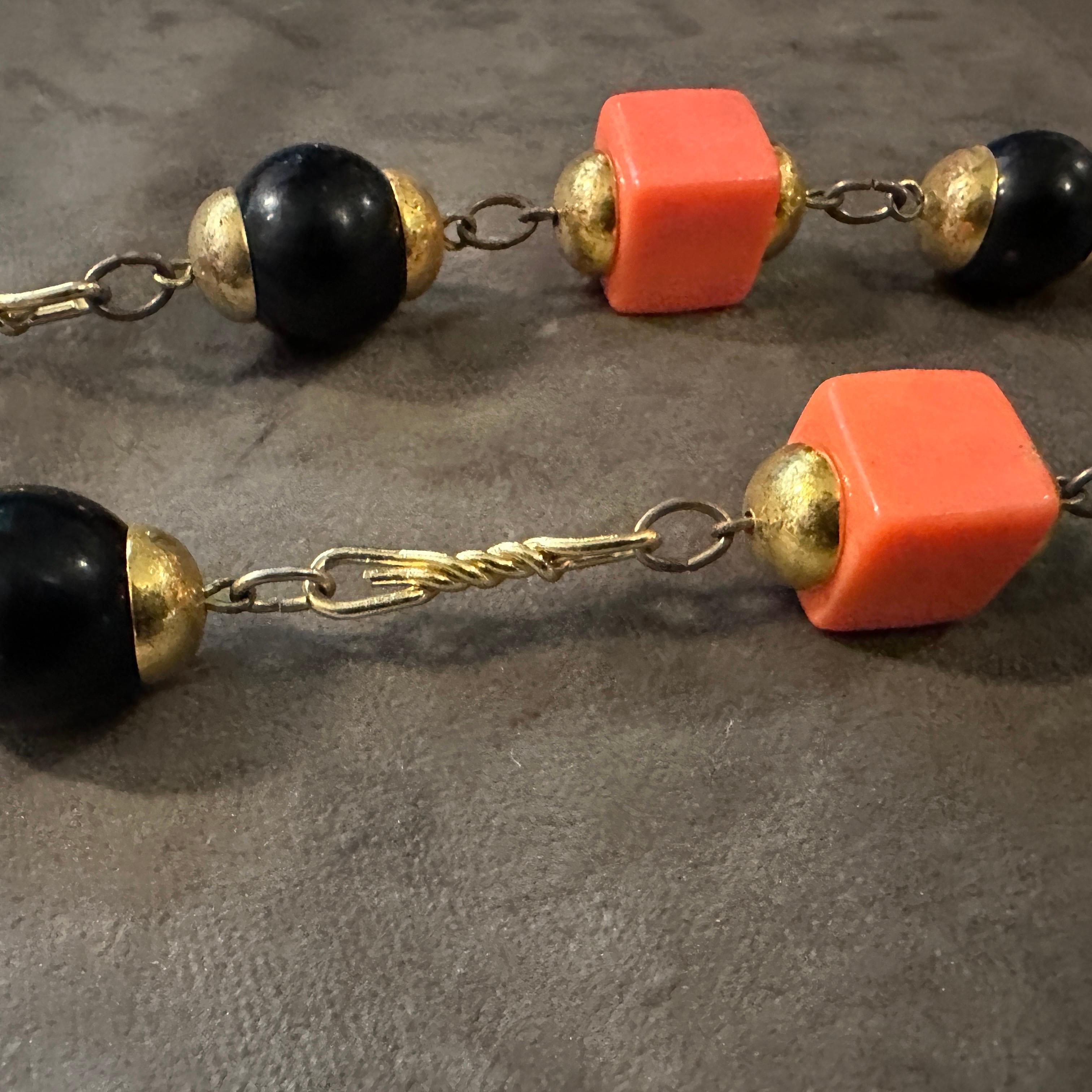 Bijoux de fantaisie des années 1970  Collier à chaîne italienne en laiton et perles noires et orange Unisexe en vente