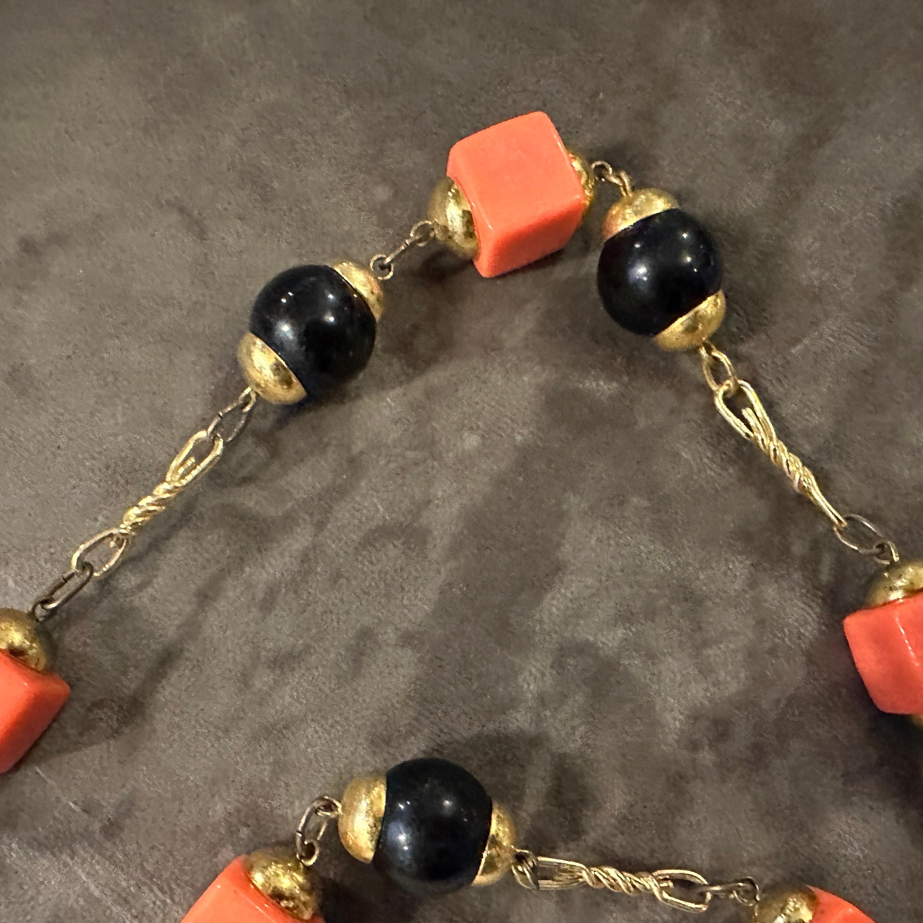 Bijoux de fantaisie des années 1970  Collier à chaîne italienne en laiton et perles noires et orange en vente 1