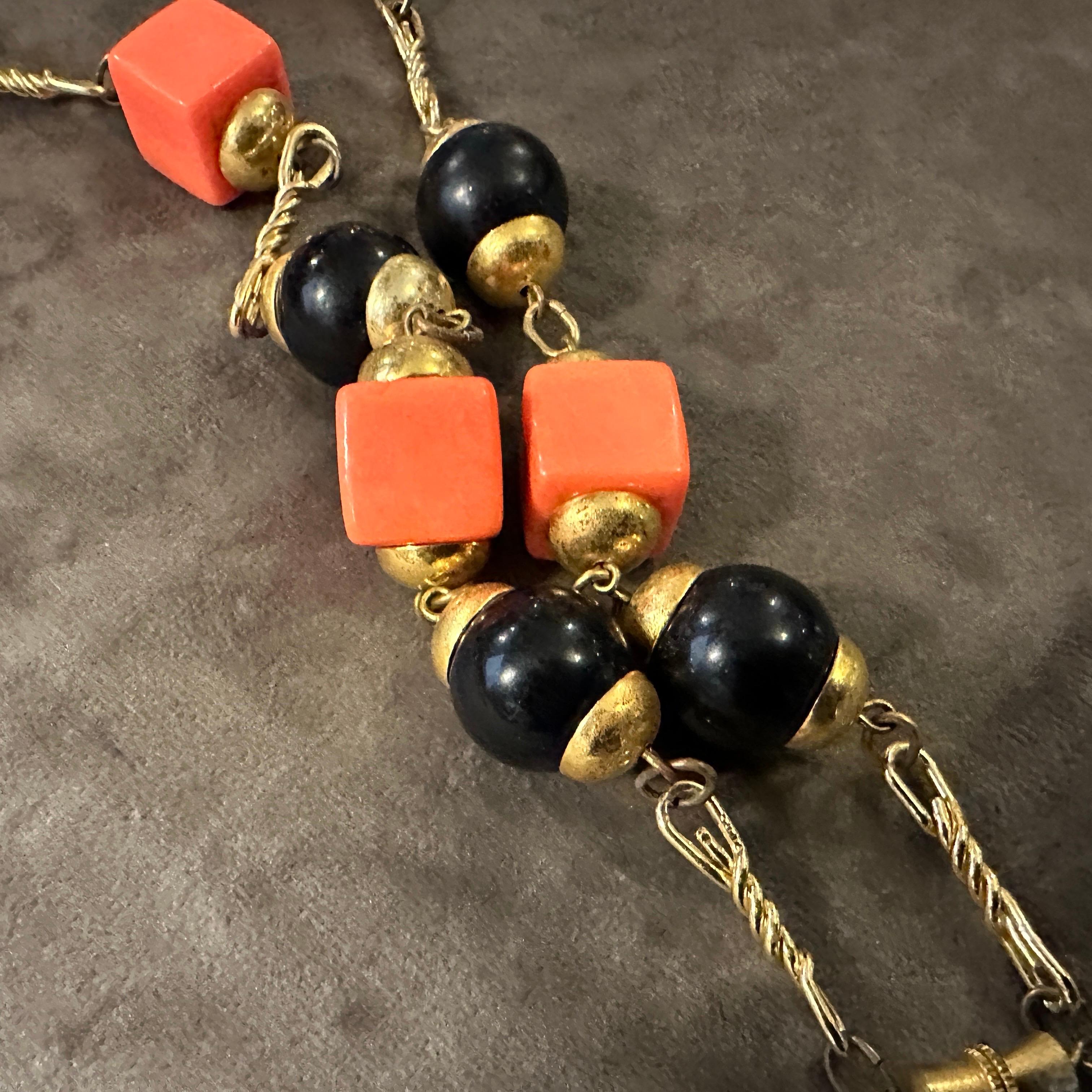 Bijoux de fantaisie des années 1970  Collier à chaîne italienne en laiton et perles noires et orange en vente 2
