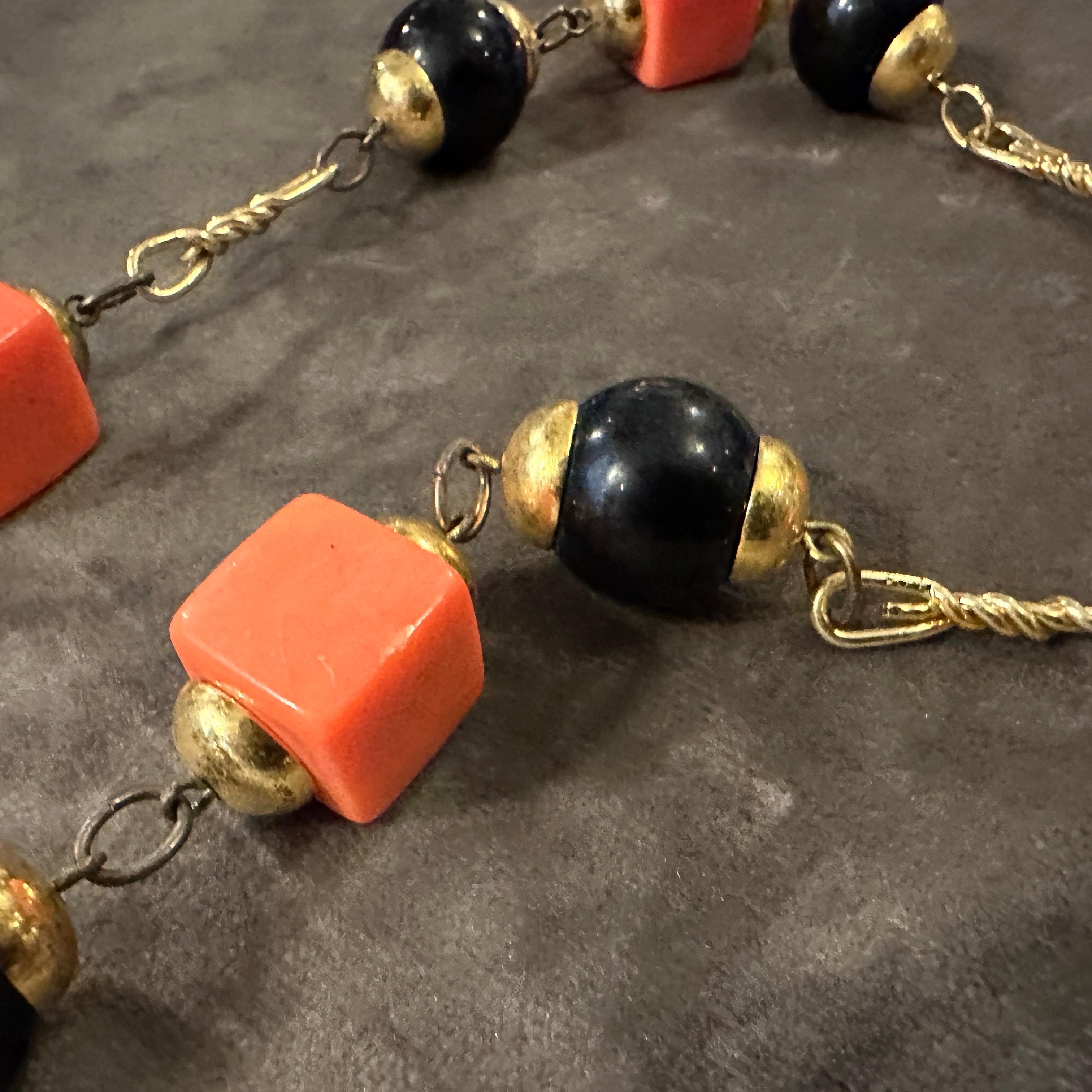 Bijoux de fantaisie des années 1970  Collier à chaîne italienne en laiton et perles noires et orange en vente 3