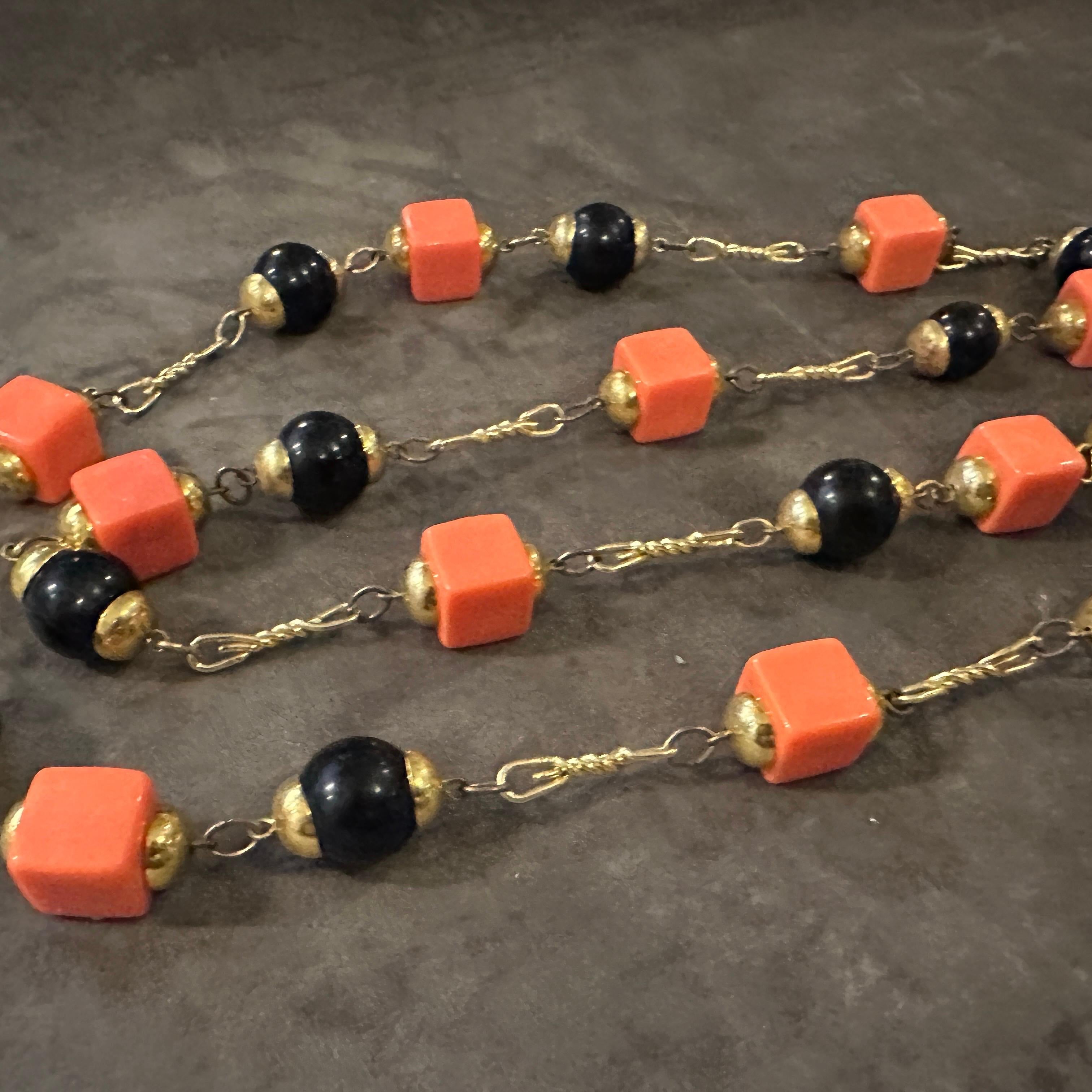 Bijoux de fantaisie des années 1970  Collier à chaîne italienne en laiton et perles noires et orange en vente 4