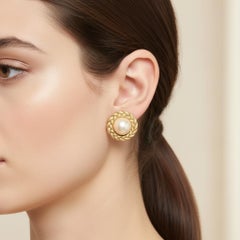 1970s Costume jewelry Gilded Metal and faux Pearls Italian Clip-On Earrings