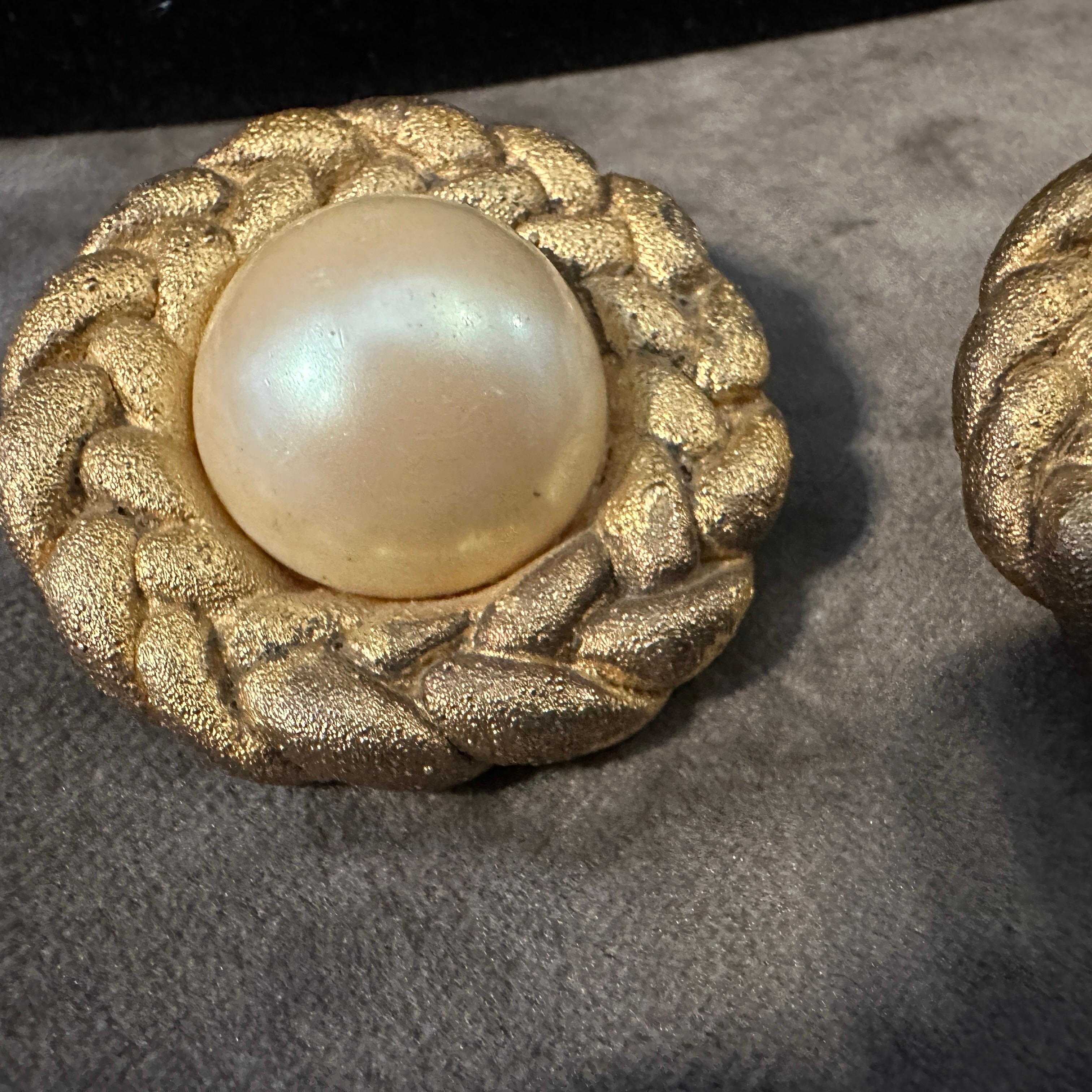 Bisutería años 70 Metal dorado y perlas de imitación Pendientes de clip italianos en Excelente estado para la venta en Aci Castello, IT