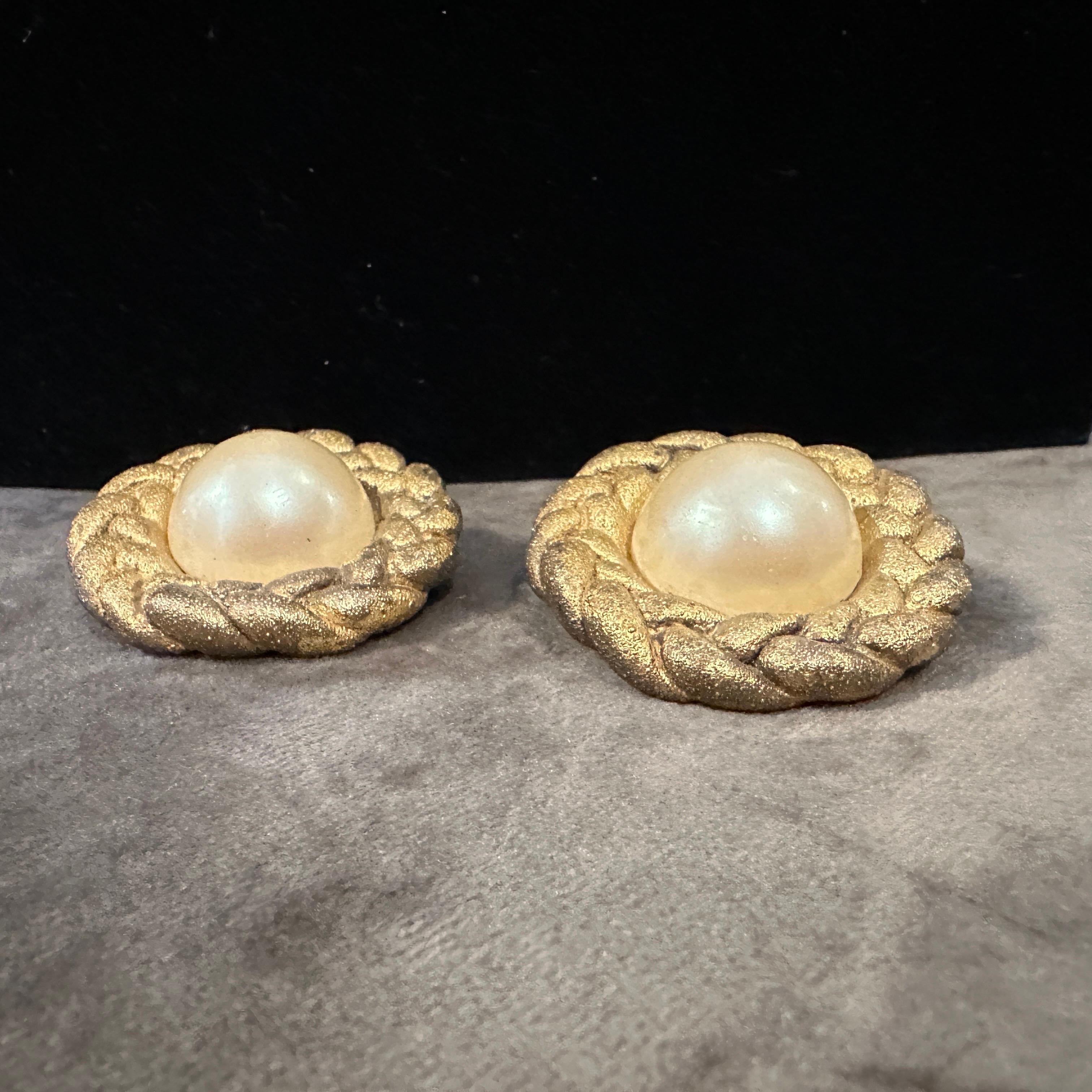 Bisutería años 70 Metal dorado y perlas de imitación Pendientes de clip italianos en venta 4