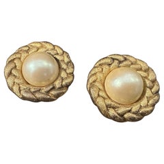 1970s Costume jewelry Gilded Metal and faux Pearls Italian Clip-On Earrings