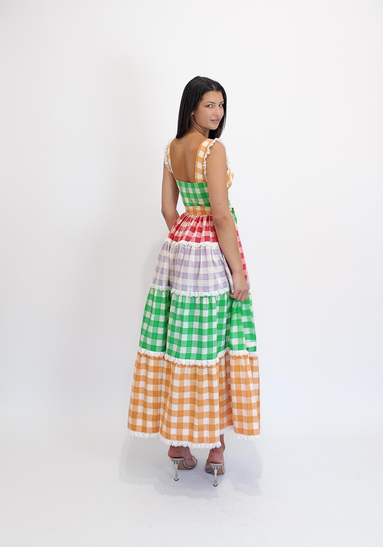 Abito in cotone anni '70 in percalle multicolore con cinture incluse in vendita 1