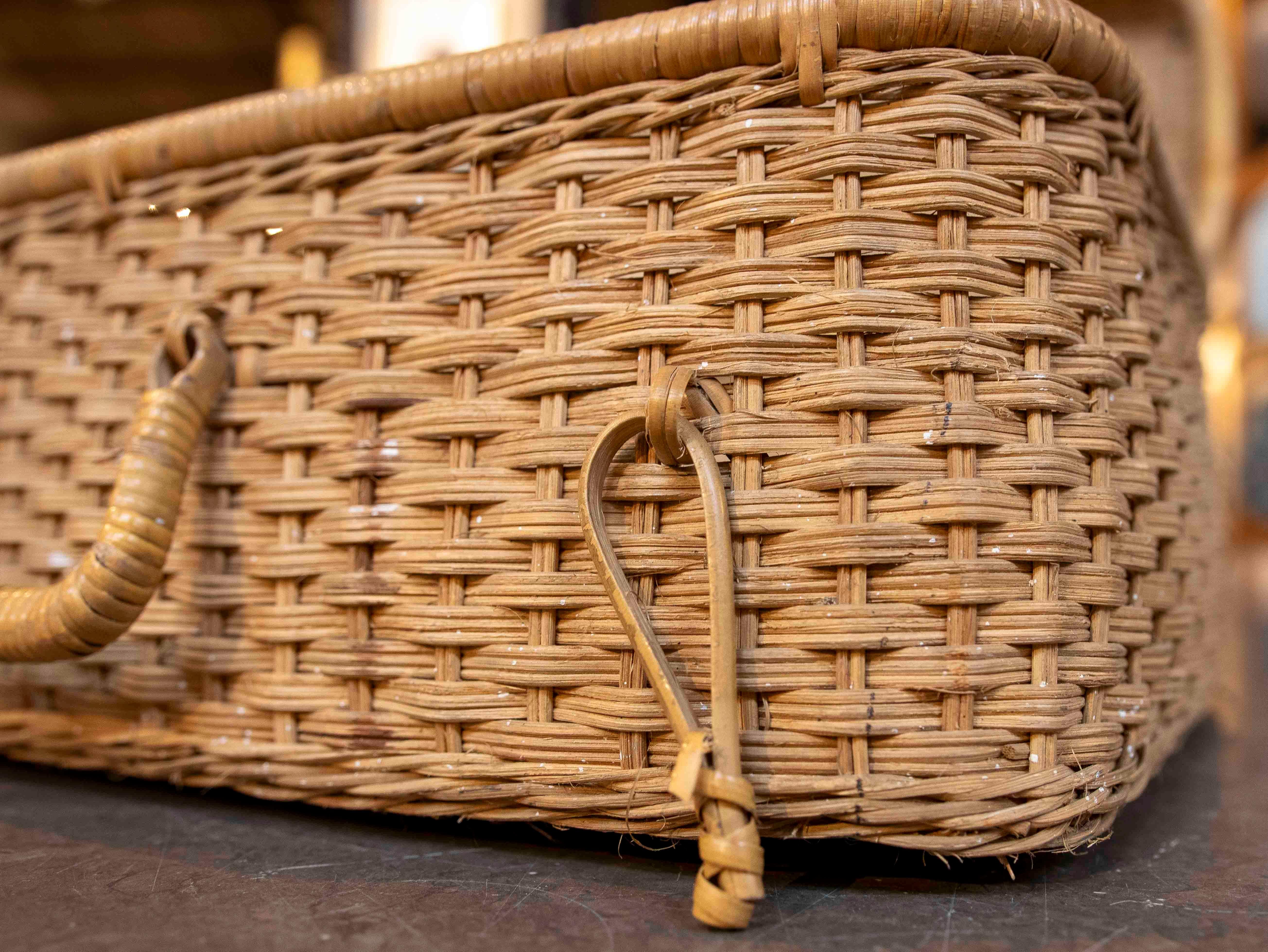 Valigia di vimini intrecciata a mano in stile country anni '70. in vendita 4