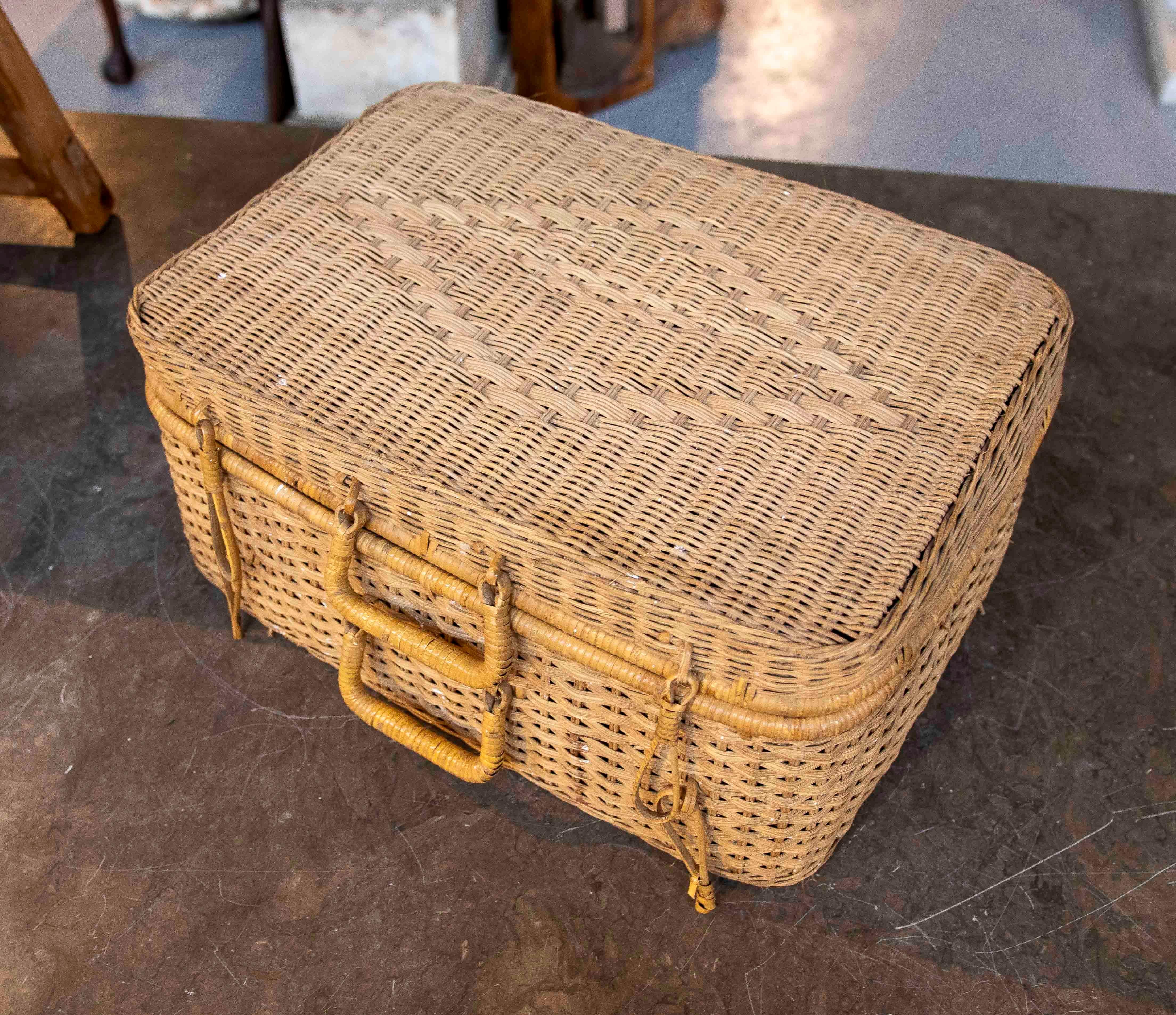 Valigia di vimini intrecciata a mano in stile country anni '70. in vendita 5