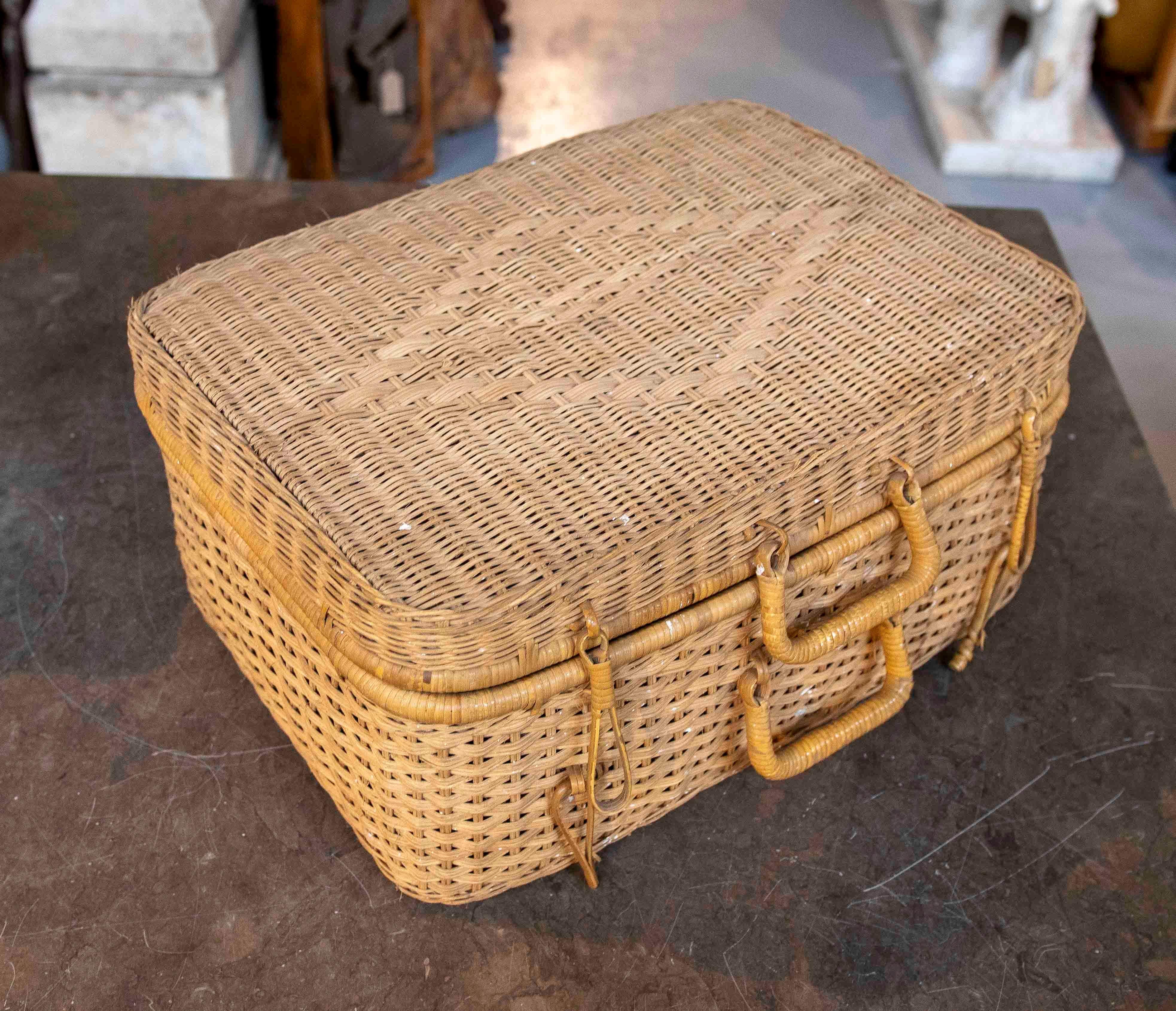 Valigia di vimini intrecciata a mano in stile country anni '70. in vendita 6