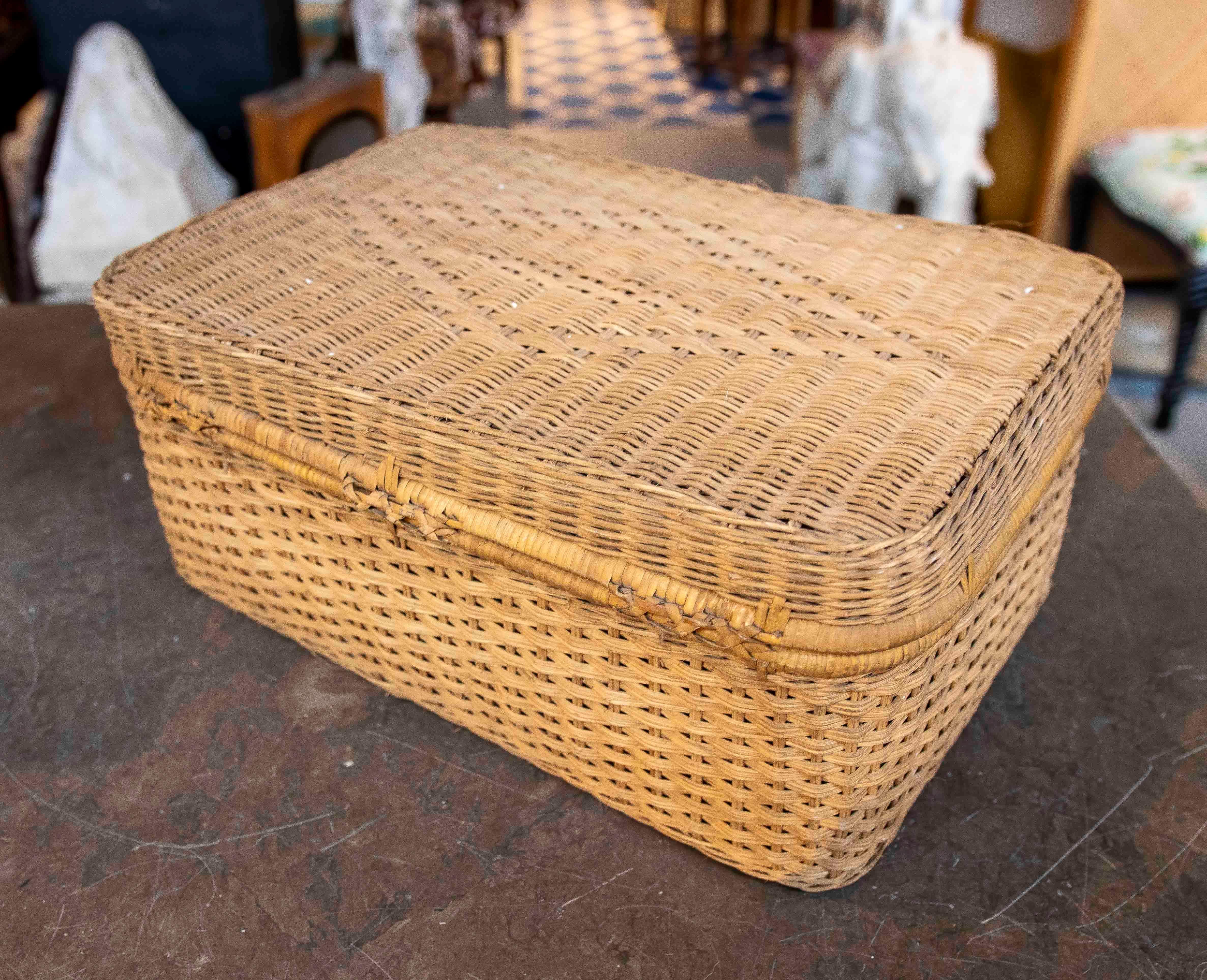 Valigia di vimini intrecciata a mano in stile country anni '70. in vendita 7