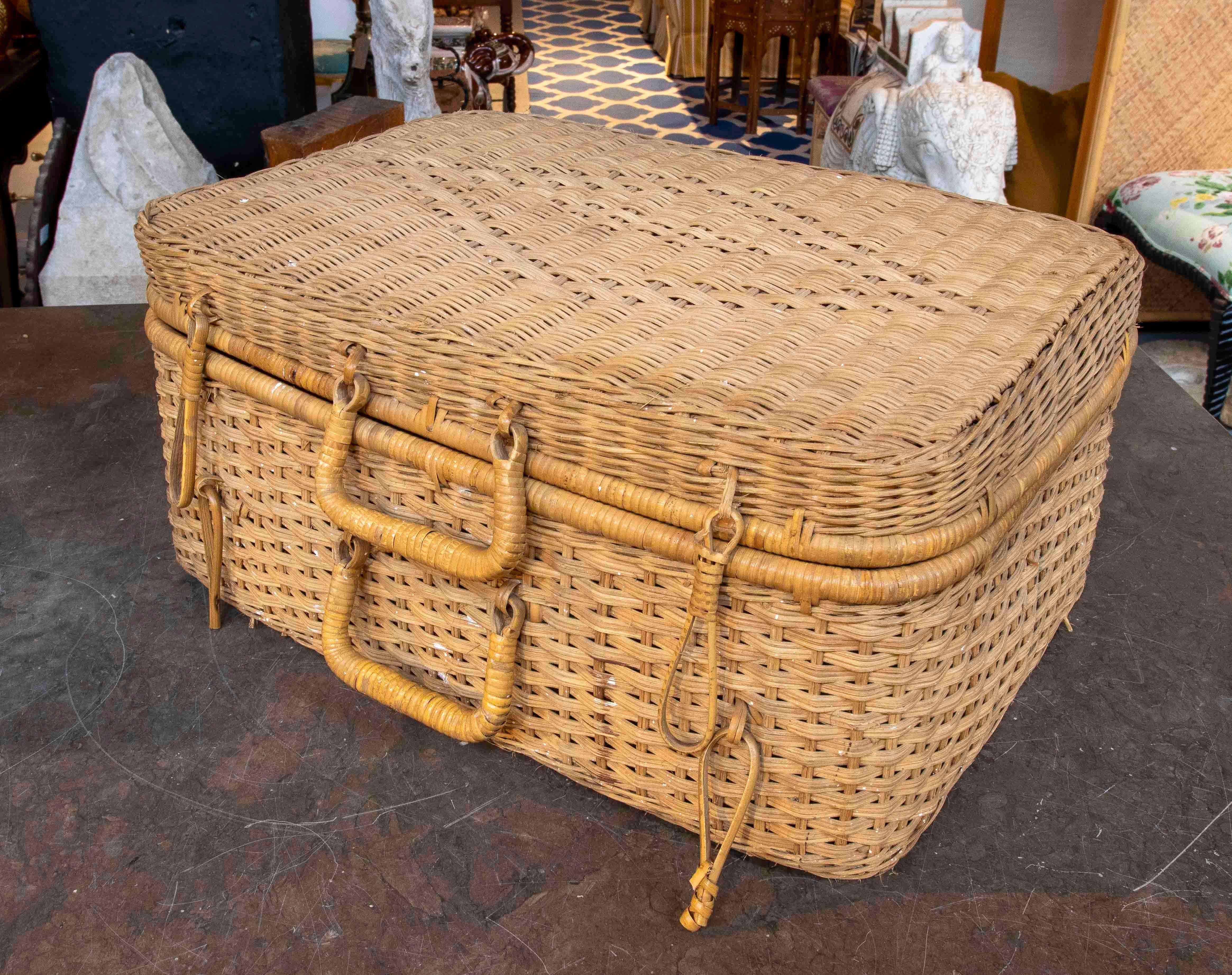 Spagnolo Valigia di vimini intrecciata a mano in stile country anni '70. in vendita