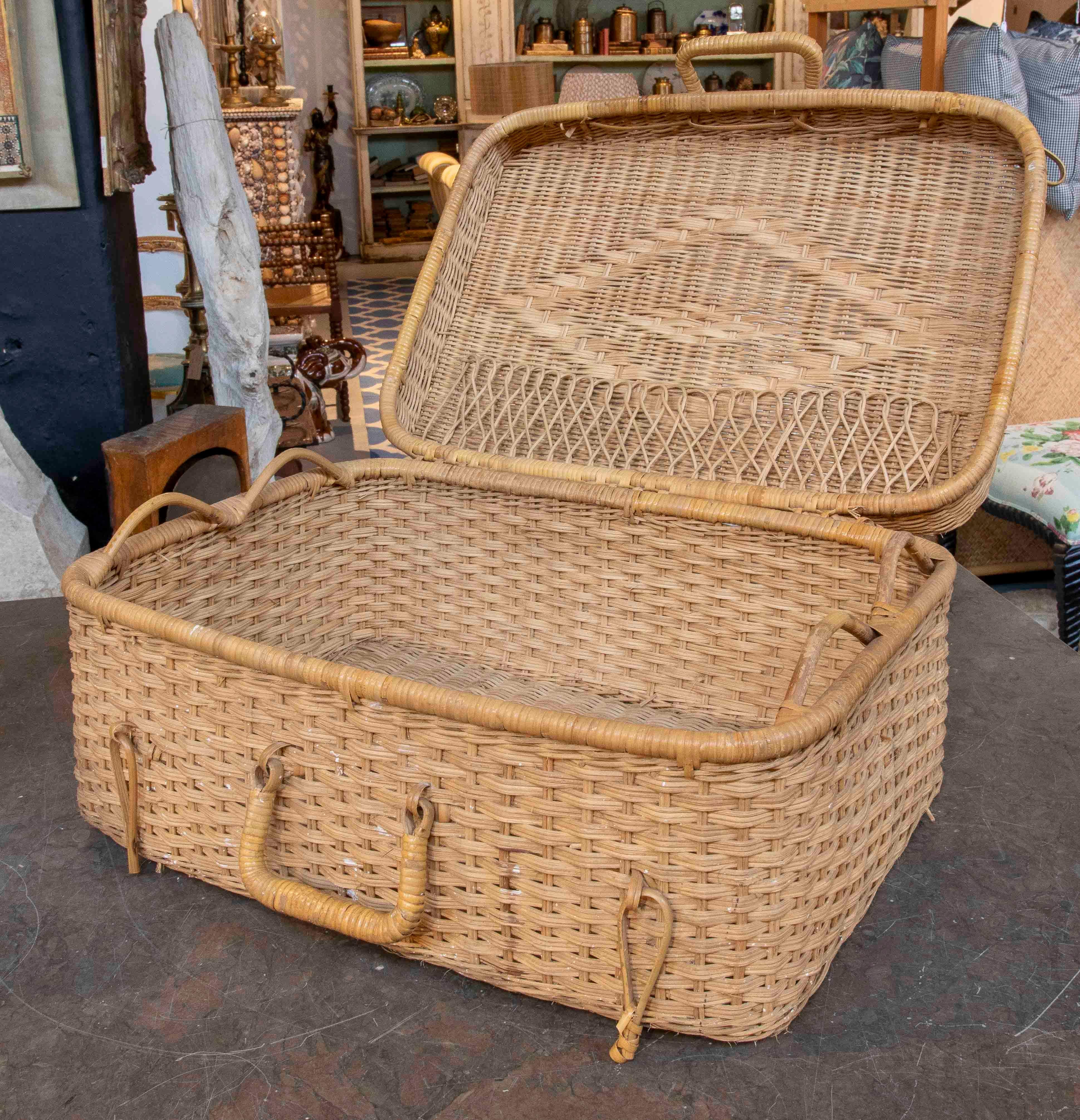 Valigia di vimini intrecciata a mano in stile country anni '70. In condizioni buone in vendita a Marbella, ES