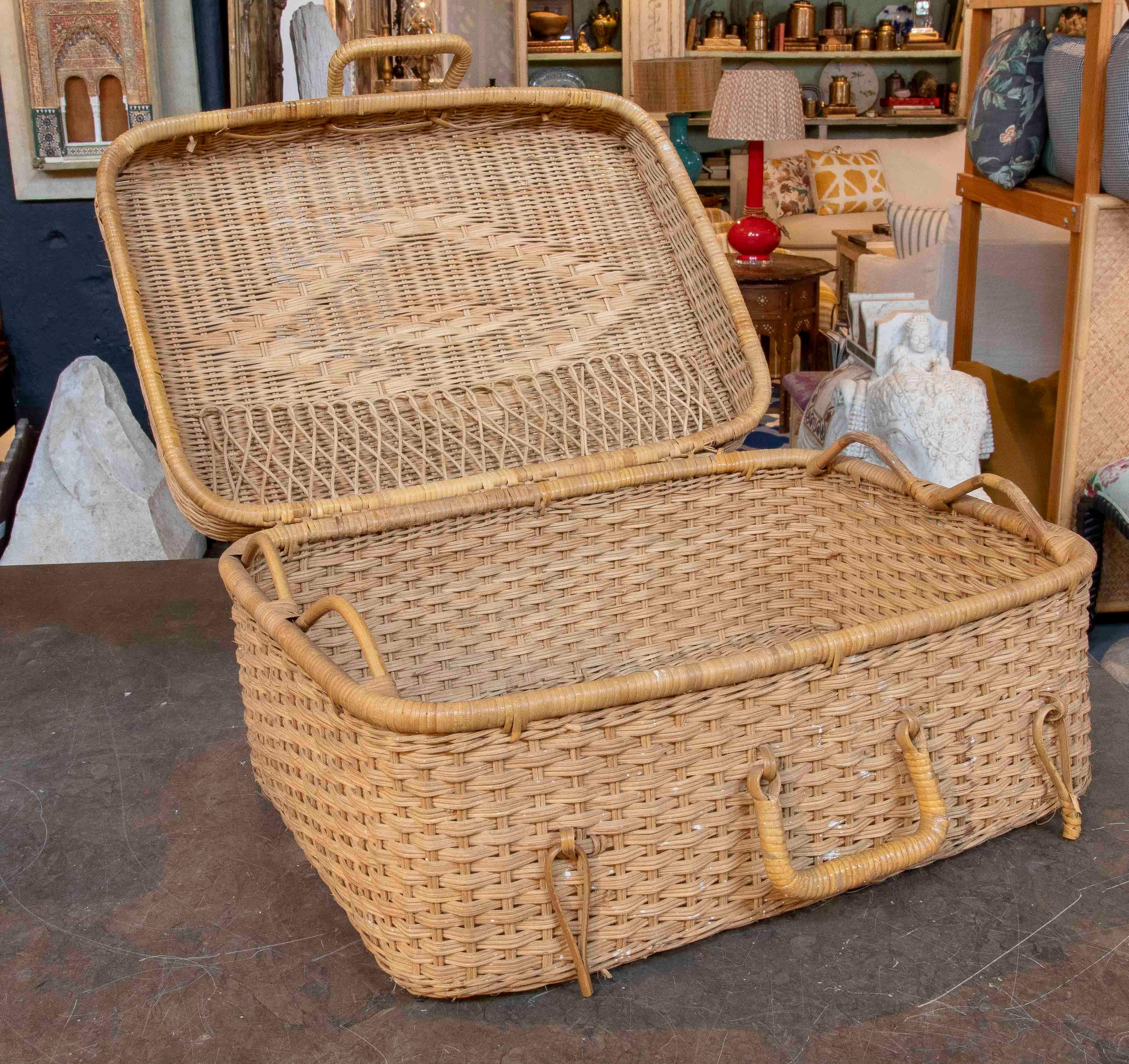 XX secolo Valigia di vimini intrecciata a mano in stile country anni '70. in vendita