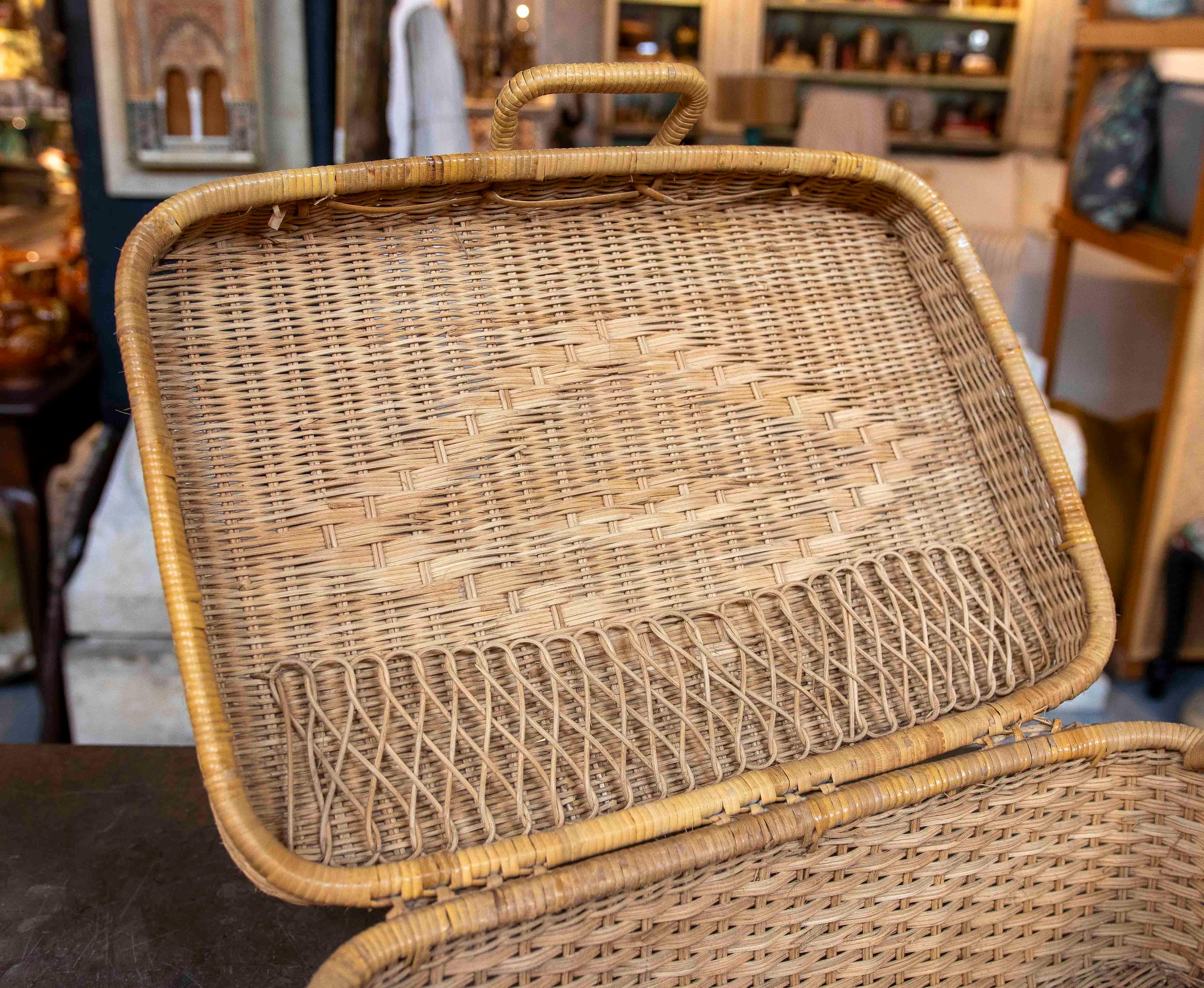 Vimini Valigia di vimini intrecciata a mano in stile country anni '70. in vendita