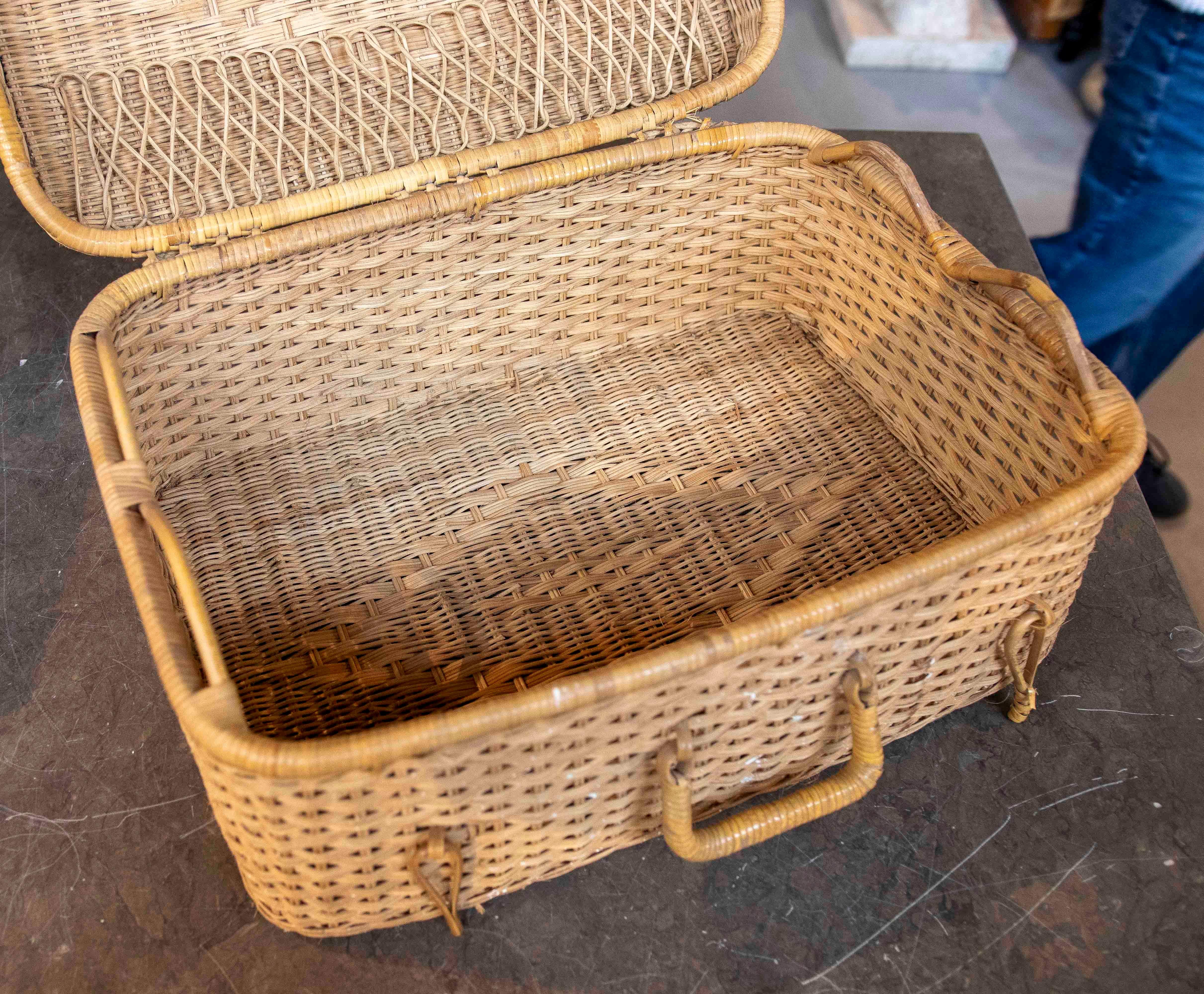 Valigia di vimini intrecciata a mano in stile country anni '70. in vendita 1