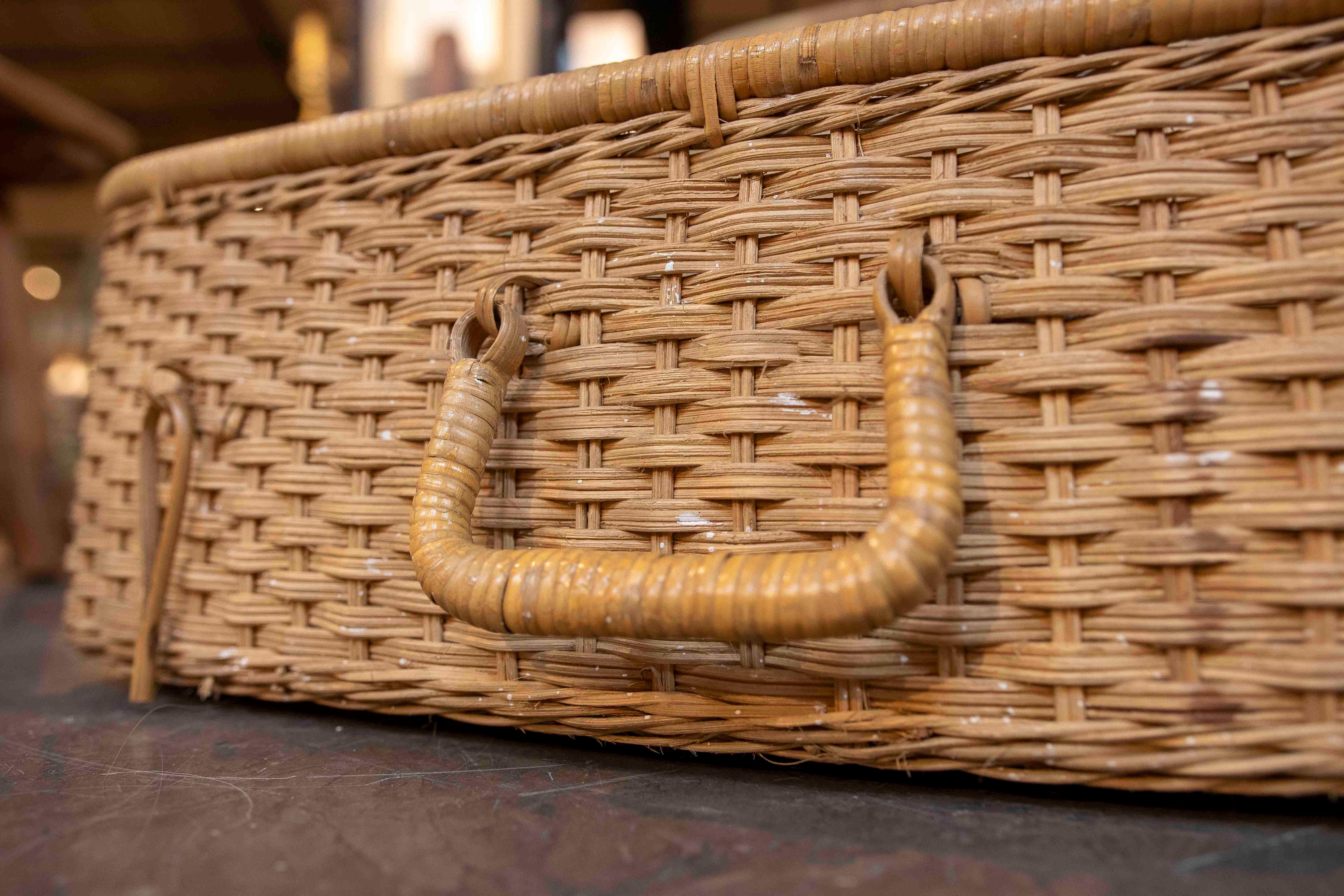 Valigia di vimini intrecciata a mano in stile country anni '70. in vendita 2