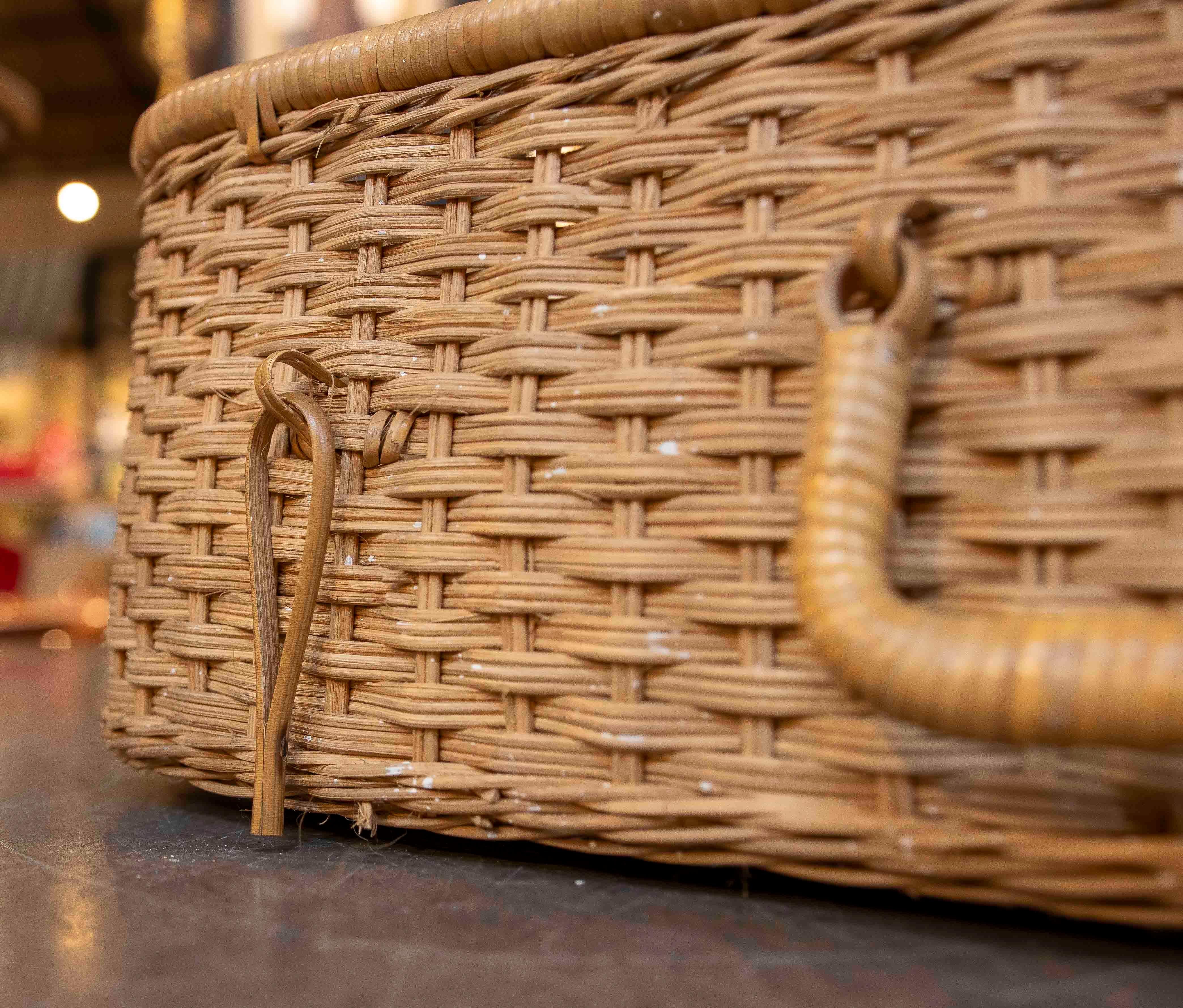 Valigia di vimini intrecciata a mano in stile country anni '70. in vendita 3