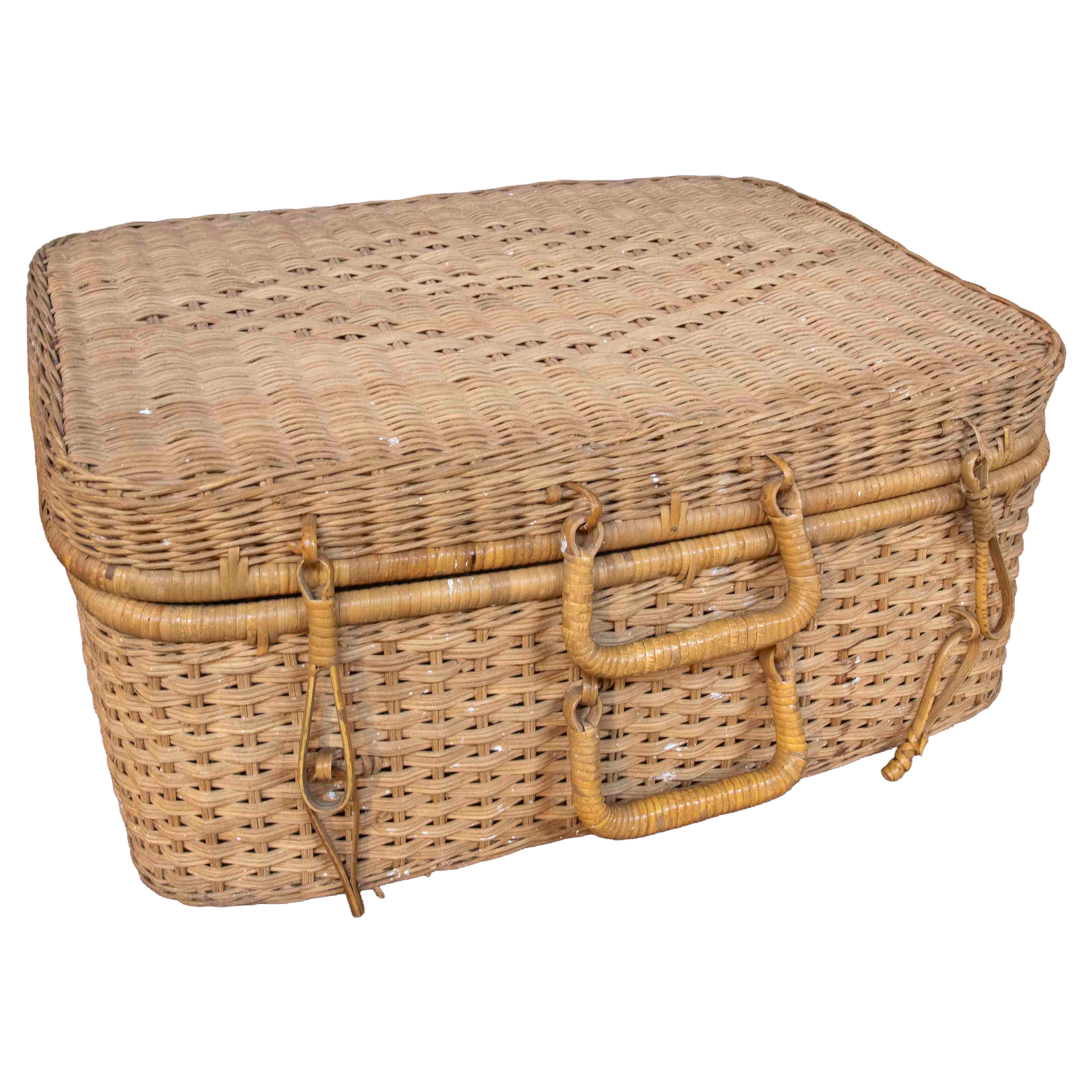 Valigia di vimini intrecciata a mano in stile country anni '70. in vendita