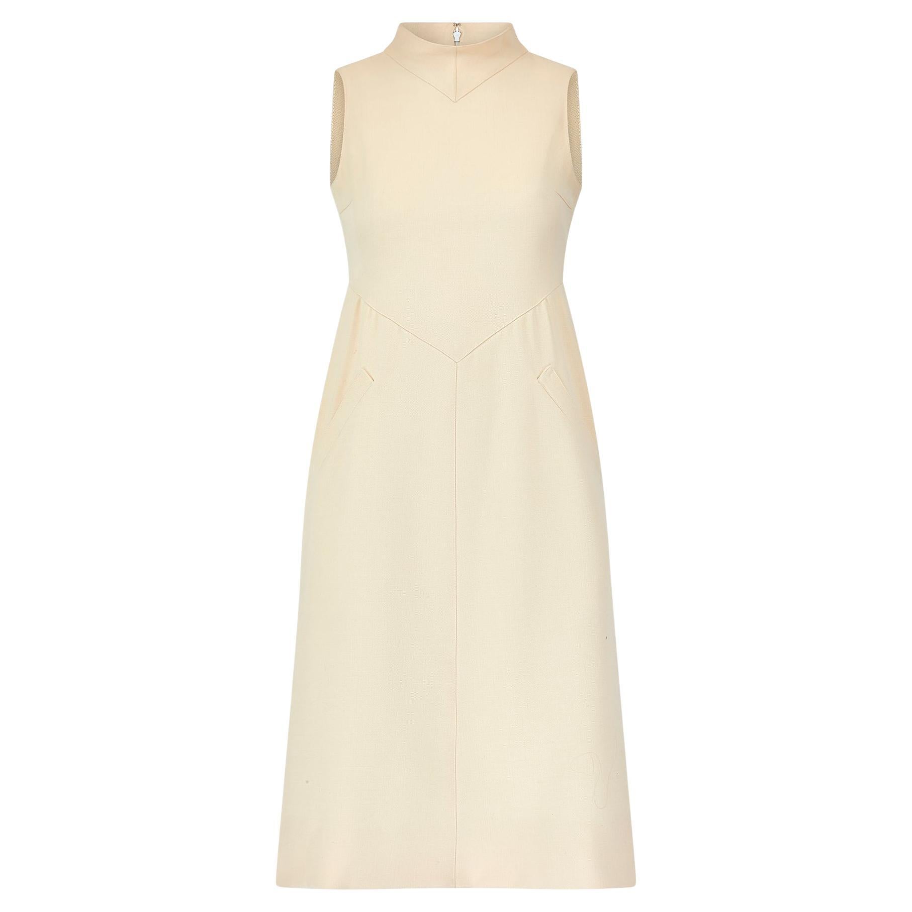 1970er Courreges Cremefarbenes ärmelloses Kleid aus Wolle im Angebot