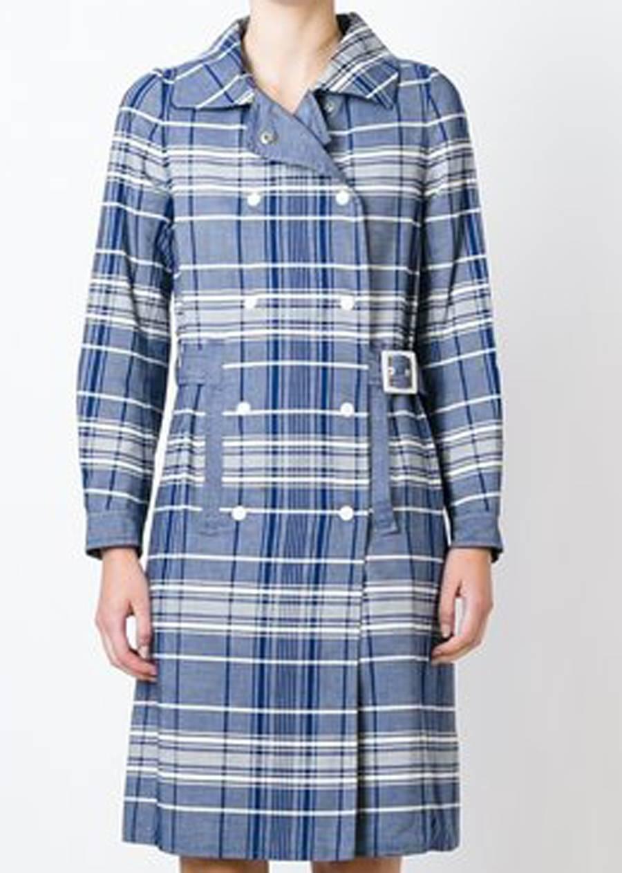  1970s Courreges Hyperbole numbered blue chambray trench coat featuring a number (0547661), white double opening snap, an adjustable belt, a check pattern.
In good vintage condition. Made in France. Label 0
Estimated size 36fr/ US4/ UK8
We guarantee