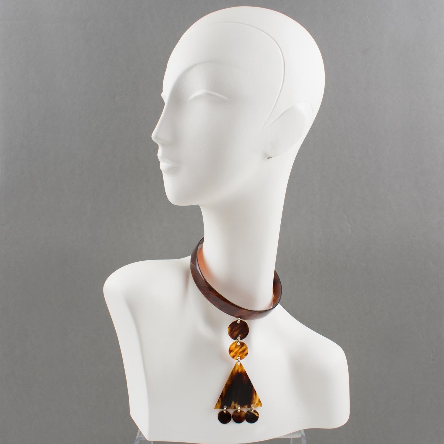 Lovely 1970s Space Age celluloid collar necklace in the style of Courreges creations. Around the neck modernist rigid band with geometric dangling pendant with charms in translucent tortoiseshell color. No visible maker's mark.
Measurements: