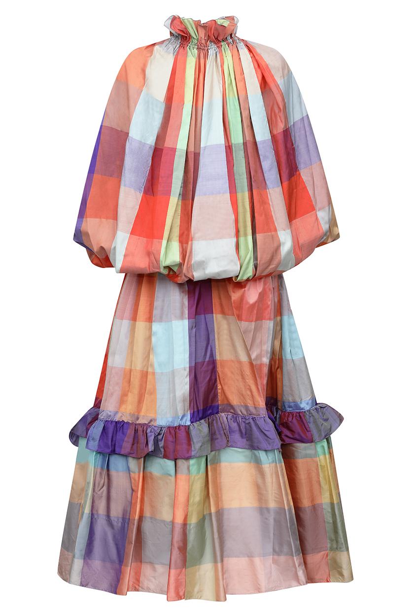 Dieses aufsehenerregende Couture-Ensemble aus Seide aus den 1970er Jahren mit mehrfarbigem Karomuster ist von hervorragender Qualität und in ausgezeichnetem Vintage-Zustand mit zeitgenössischer High-Fashion-Ästhetik. Der reine Seidenstoff ist eine