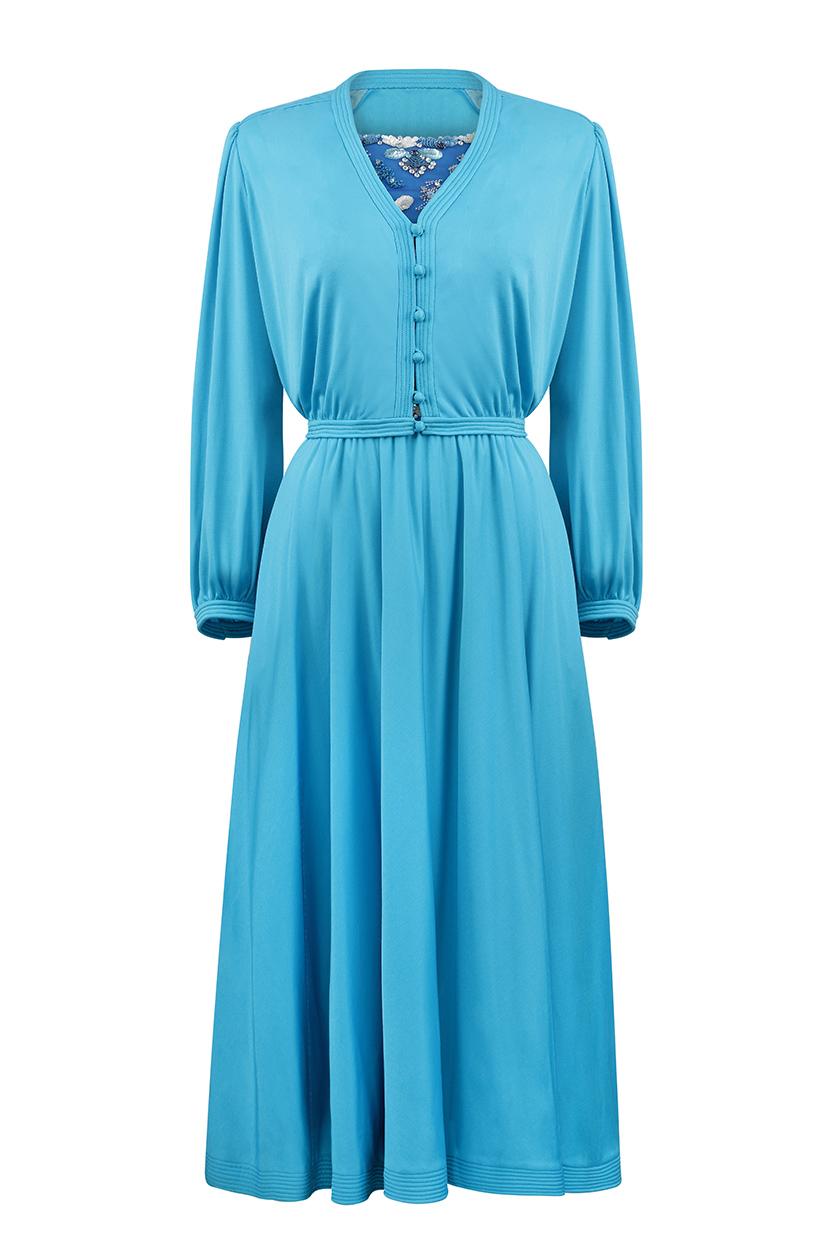 Cet ensemble robe et veste en jersey de satin de soie turquoise des années 1970 n'est pas étiqueté haute couture et a été entièrement réalisé à la main en France au début de la décennie.  Il rappelle les travaux de Givenchy et d'Yves Saint Laurent,