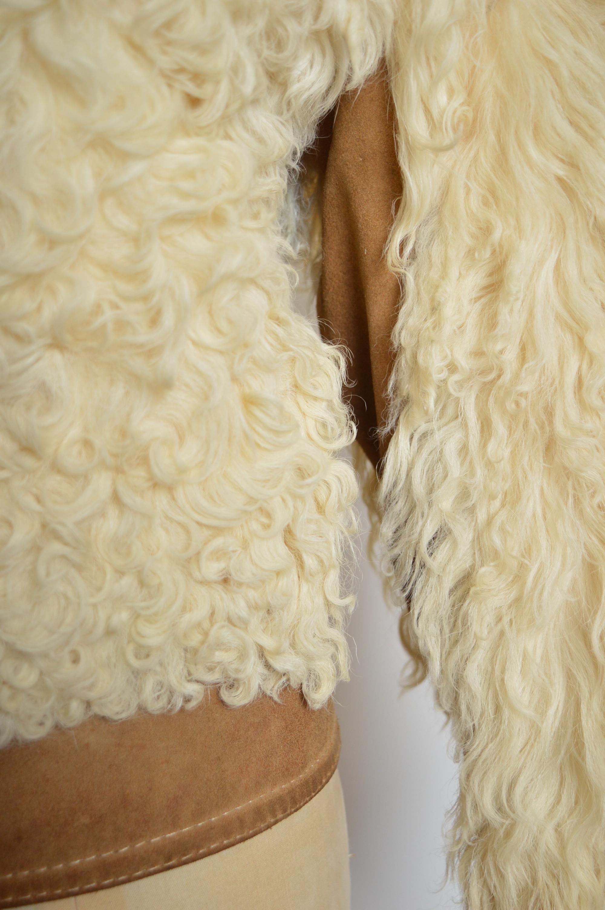 1970's Creme lockiges Schaffell & Tan Wildleder Shearling Jacke - Vintage Mantel im Angebot 5