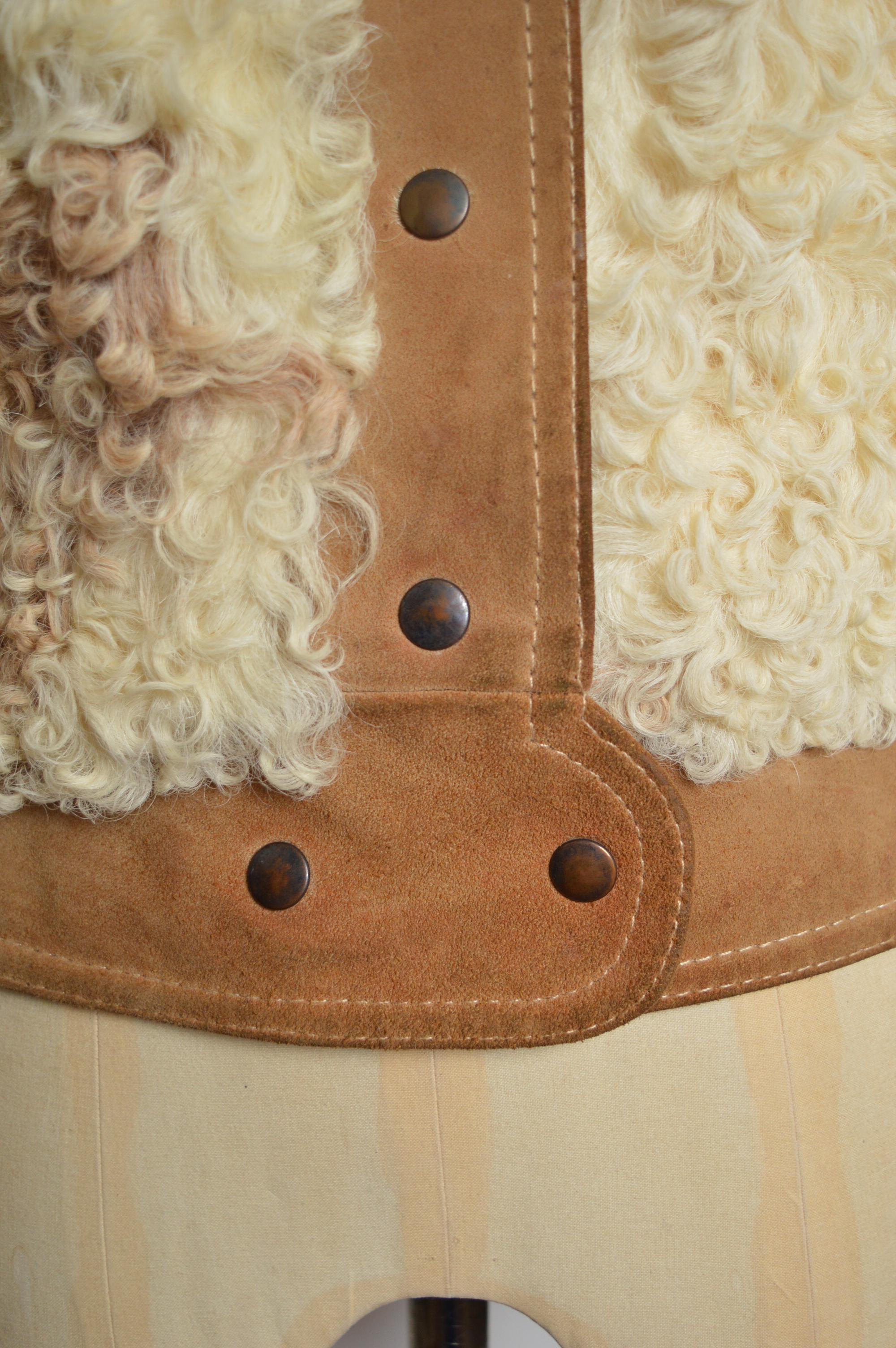 1970's Creme lockiges Schaffell & Tan Wildleder Shearling Jacke - Vintage Mantel im Angebot 7