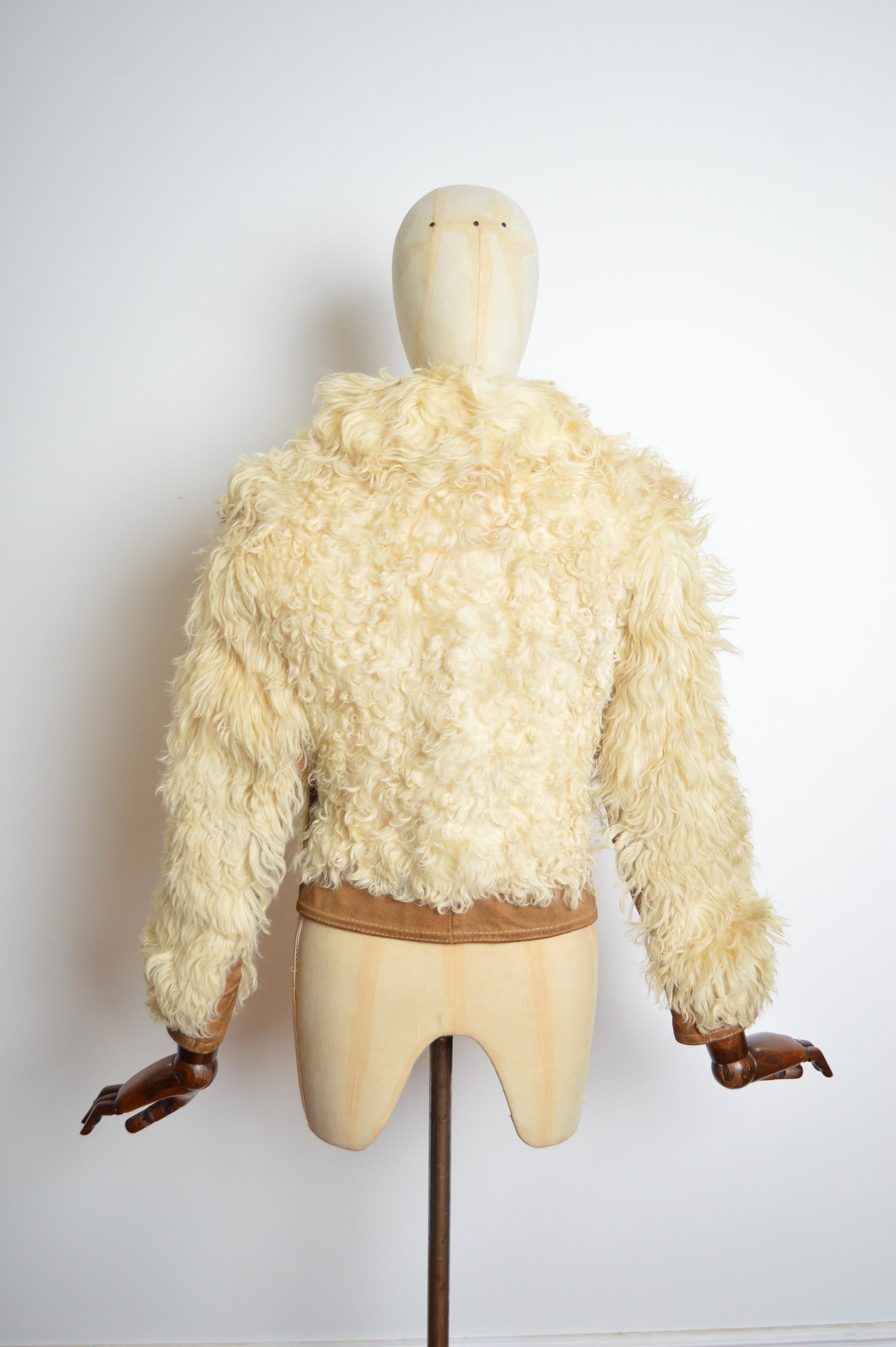 1970's Creme lockiges Schaffell & Tan Wildleder Shearling Jacke - Vintage Mantel im Angebot 9