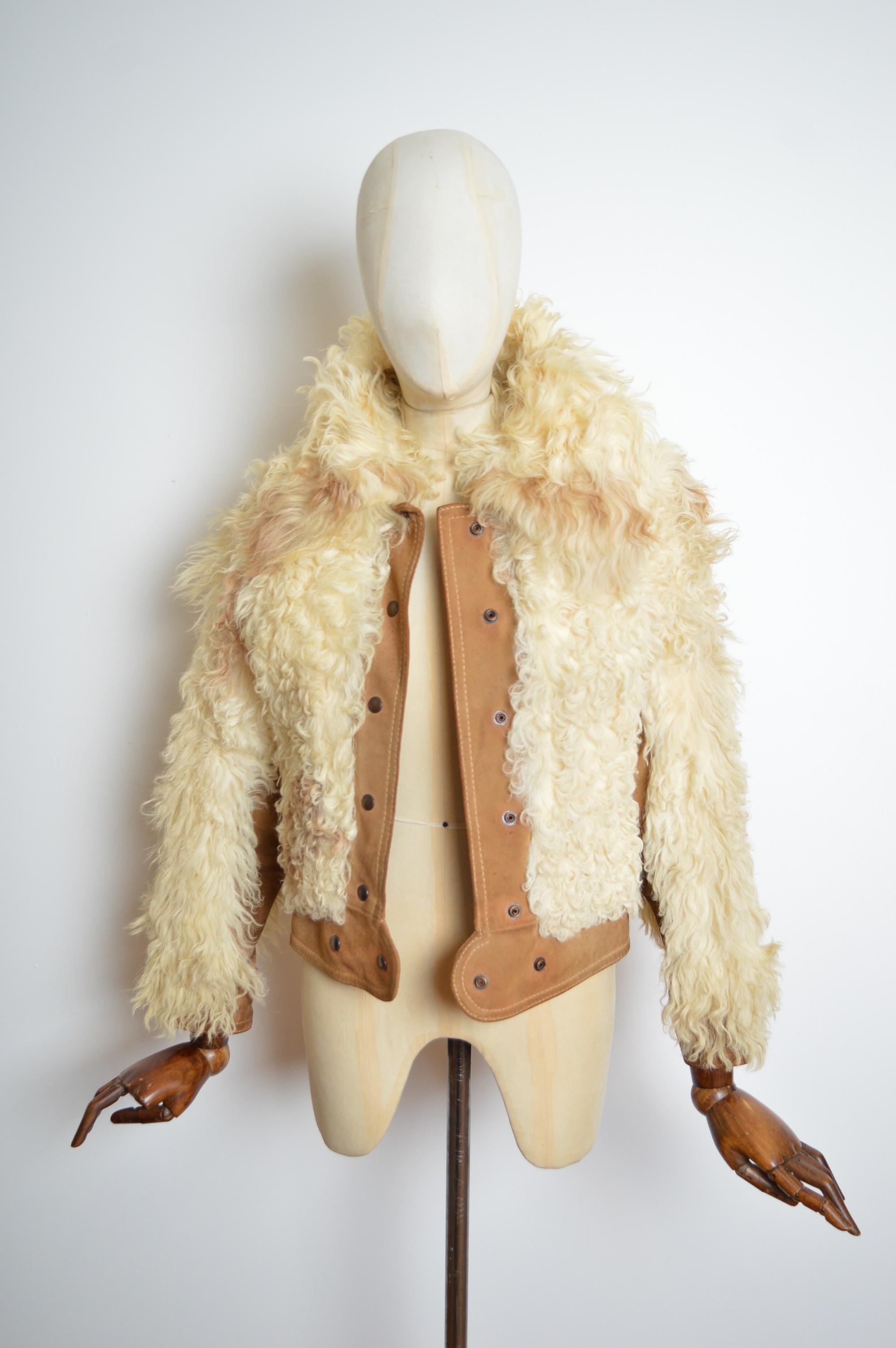 Unglaubliche 1970er Jahre Curly Lamm Shearling & Biscuit Tan Suede getäfelten Bomber Jacke von 'Dukie inc' von Montreal, Kanada. 
Merkmale: lange Ärmel, Druckknopfverschluss und vollständig mit Satin gefütterte Innenseite. 
Größe; K.K. 6-8 /