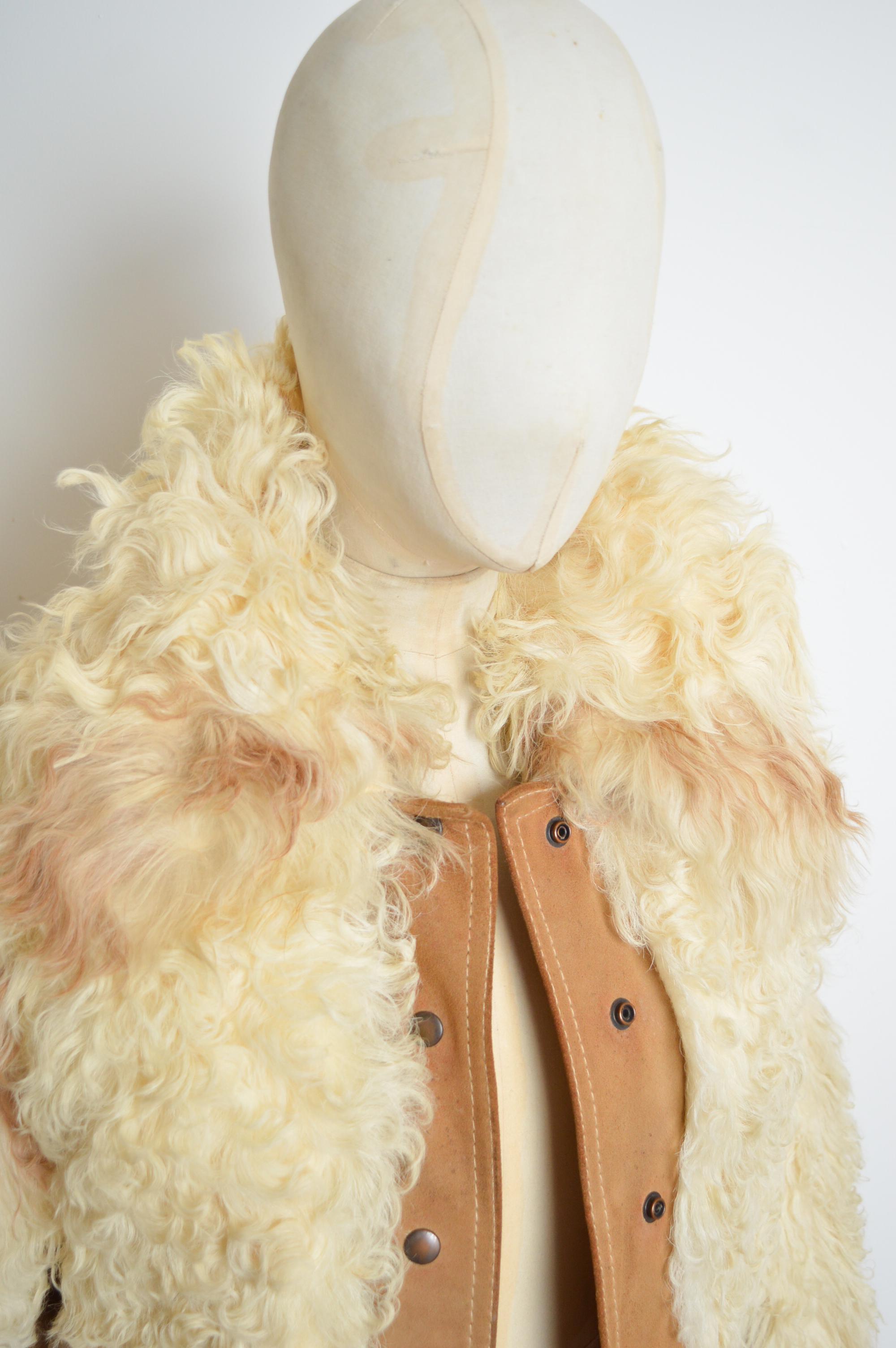 1970's Creme lockiges Schaffell & Tan Wildleder Shearling Jacke - Vintage Mantel (Beige) im Angebot