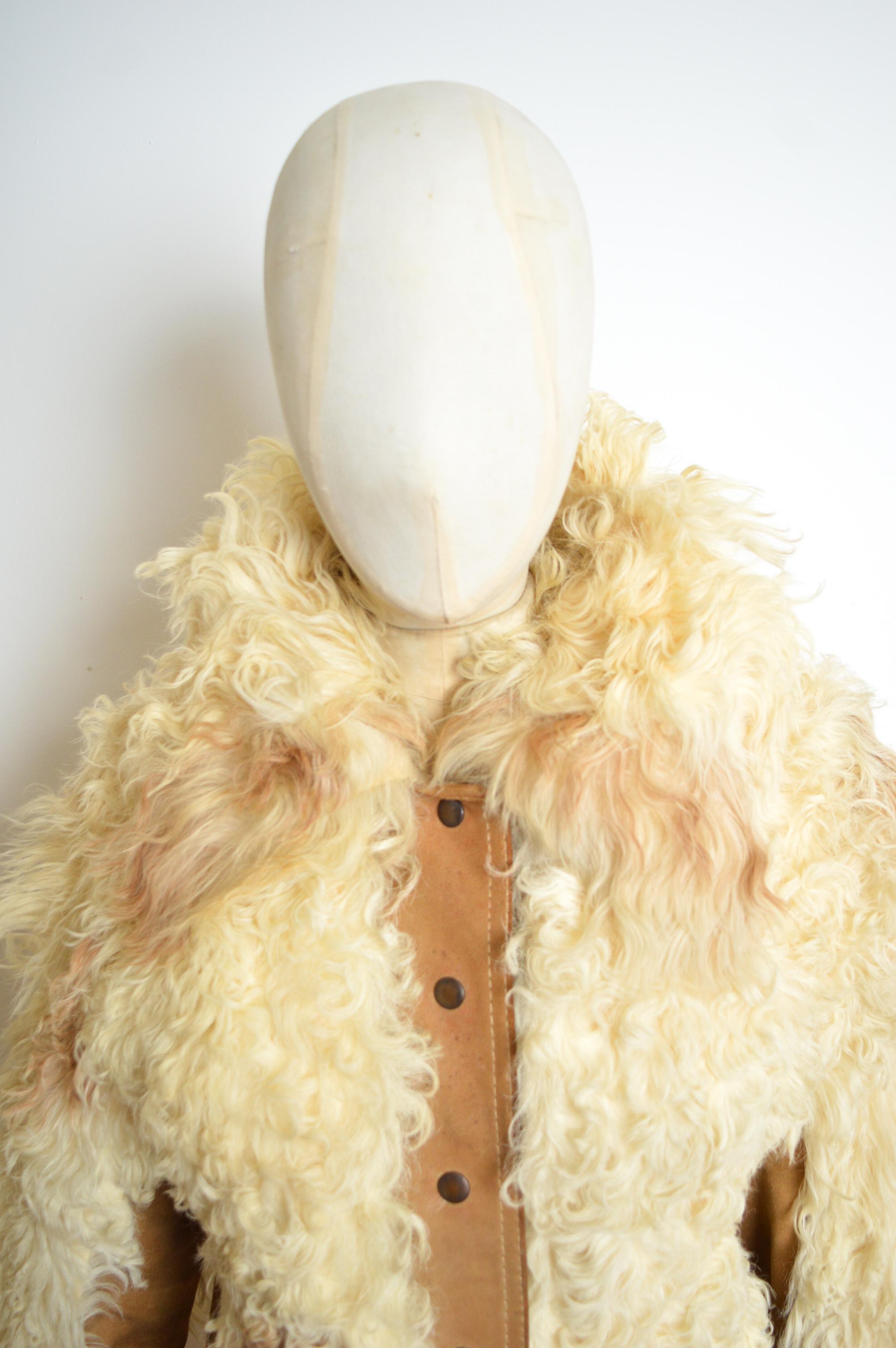 1970's Creme lockiges Schaffell & Tan Wildleder Shearling Jacke - Vintage Mantel im Angebot 2