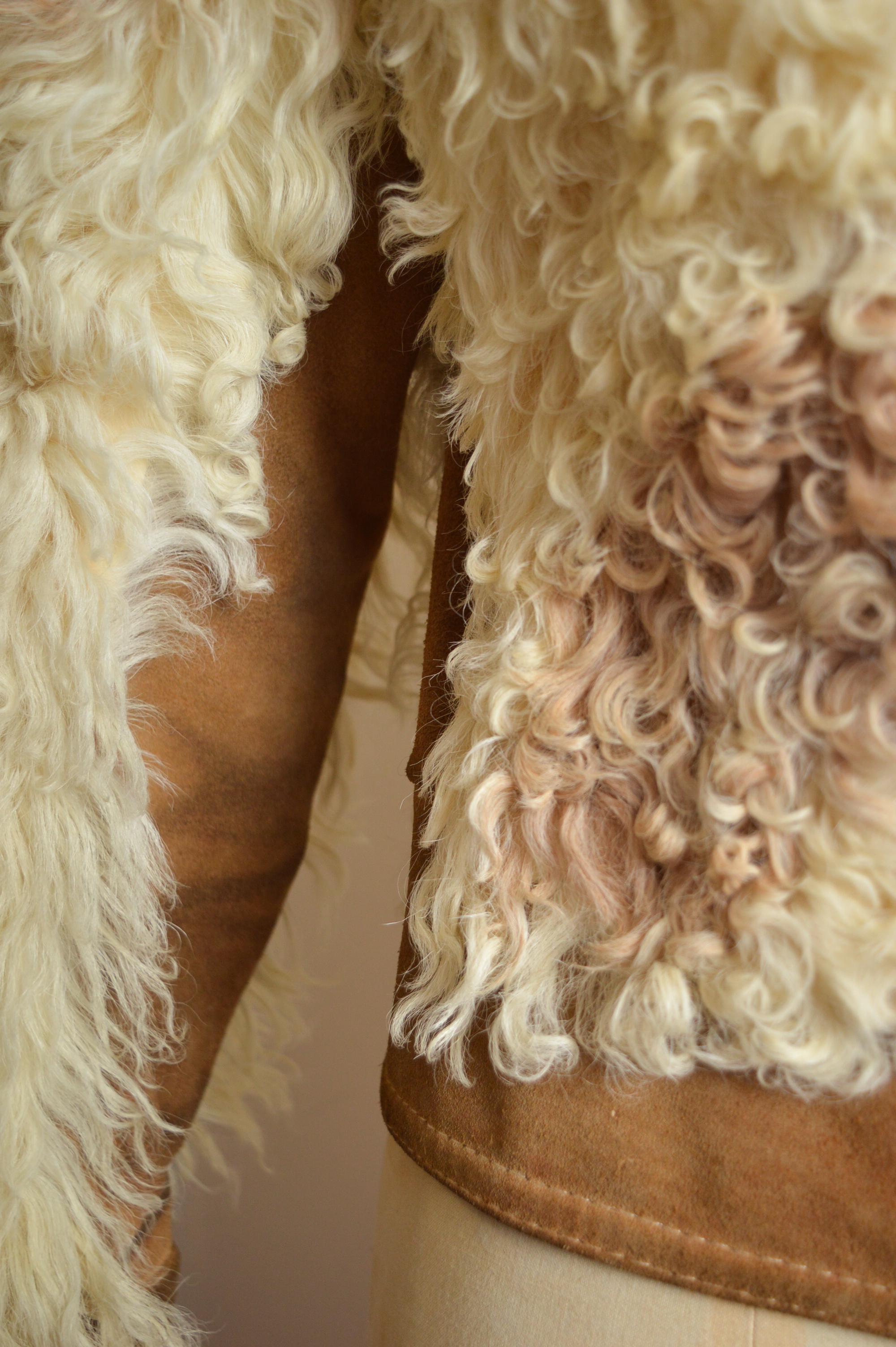 1970's Creme lockiges Schaffell & Tan Wildleder Shearling Jacke - Vintage Mantel im Angebot 4