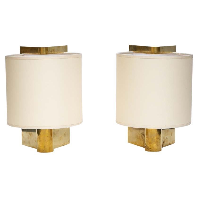 Cette paire de lampes de table des années 1970 est un bel exemple du design italien de Giuliana Gramigna. Ces lampes présentent une structure sculpturale en laiton qui respire l'élégance et la sophistication, mettant en valeur les sensibilités