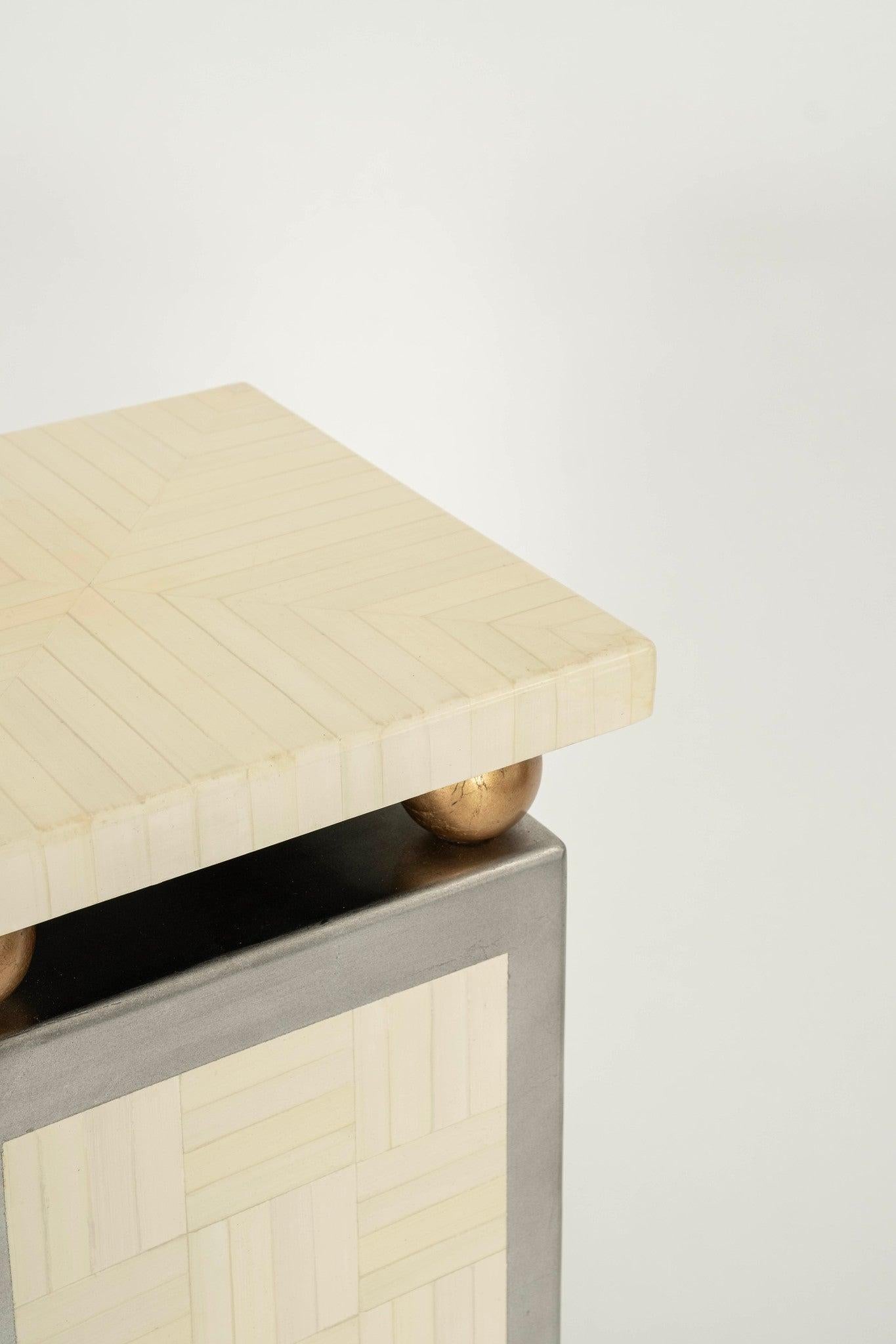 Legno Piedistallo in argento e oro dorato crema anni '70 in vendita