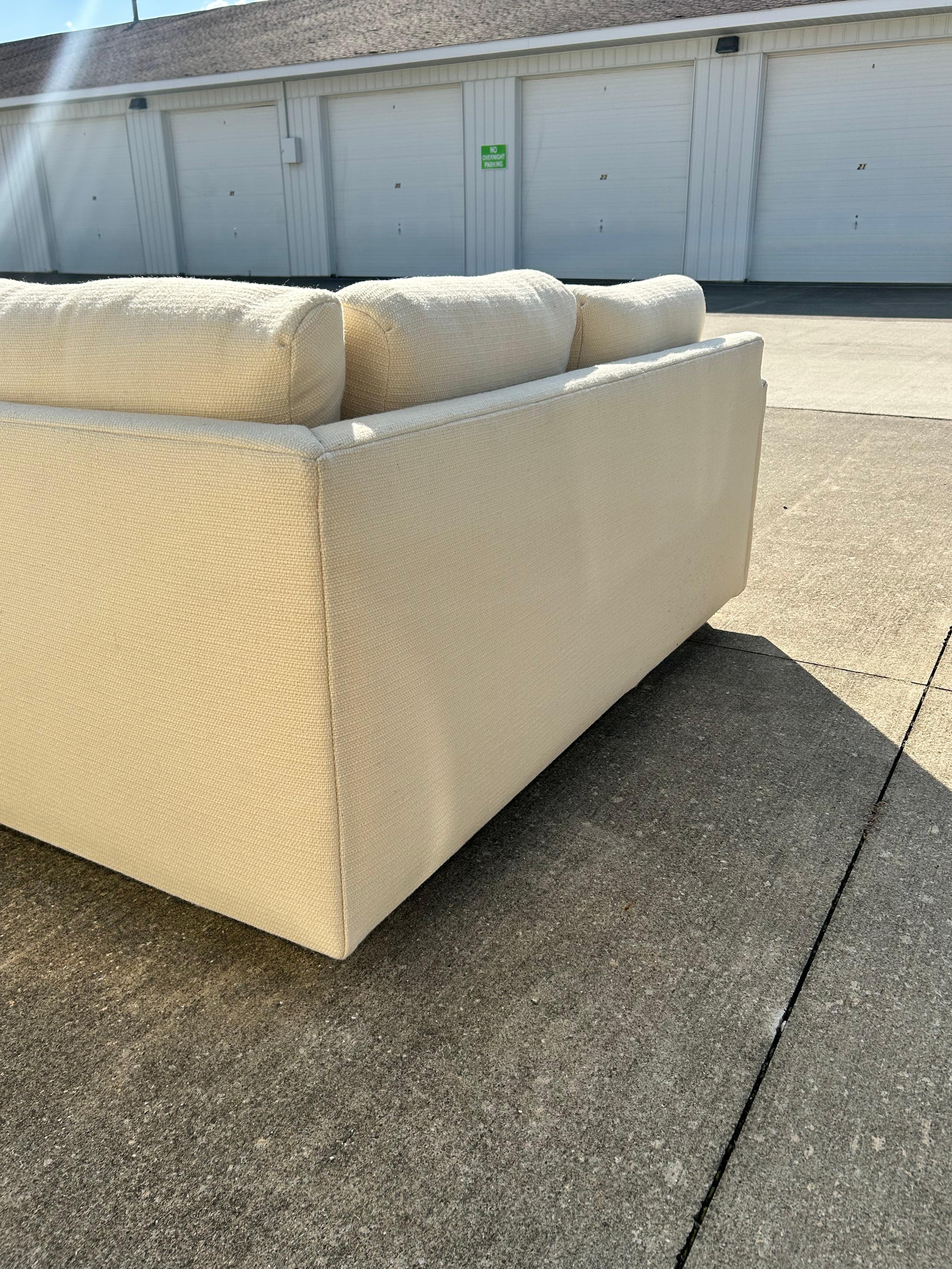 Sofá seccional de lana color crema de los años 70 sobre base de zócalo de latón pulido con otomana en venta 3